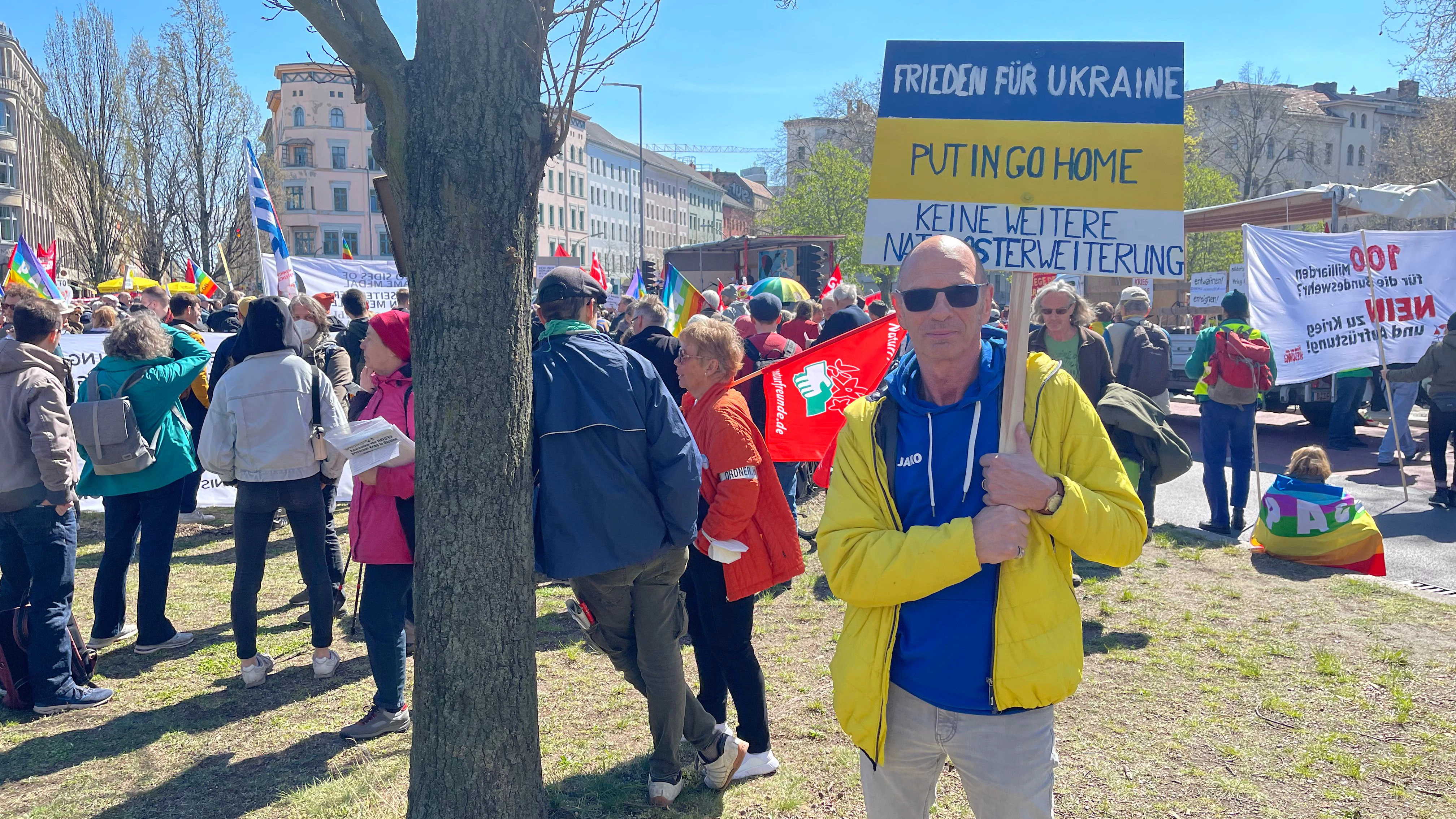 Der einzige in Blau-Gelb auf dem Oranienplatz. Heiko Gaekel, 65, nimmt am Ostermarsch teil.