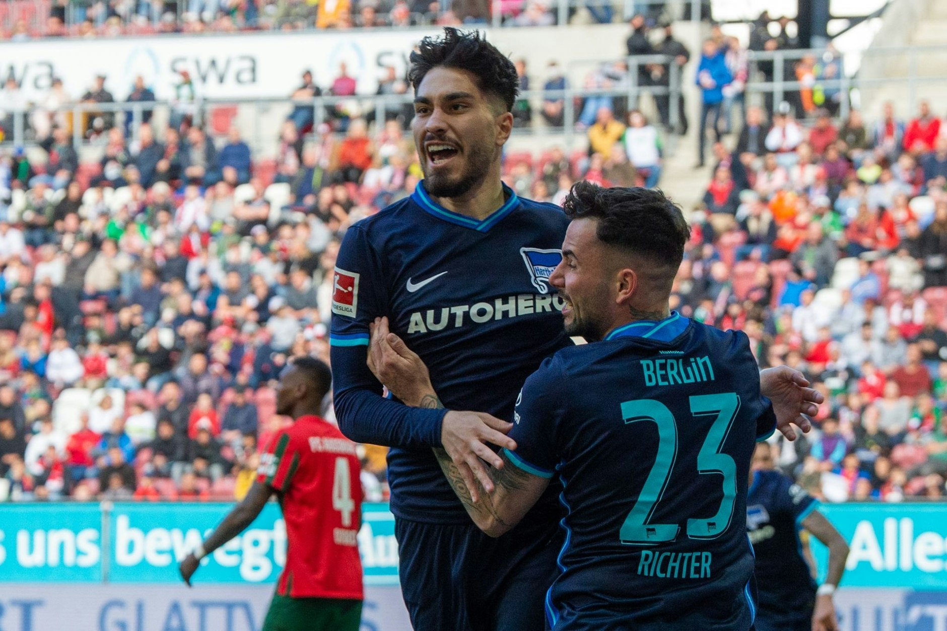 Herthas Torschütze Suat Serdar (l.) jubelt mit Vorlagengeber Marco Richter nach dem 1:0-Kacken--Tunnel-Tor.