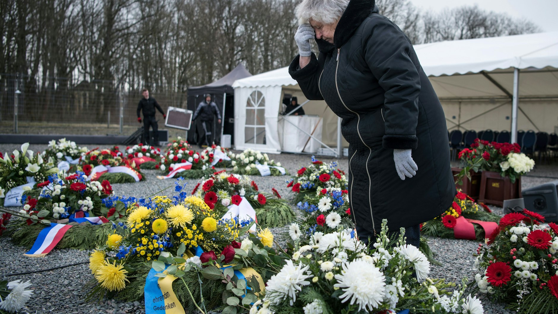 Gulej legt selbst Blumen für die Toten des Konzentrationslagers Bergen-Belsen nieder. In dem Lager starb auch Anne Frank.