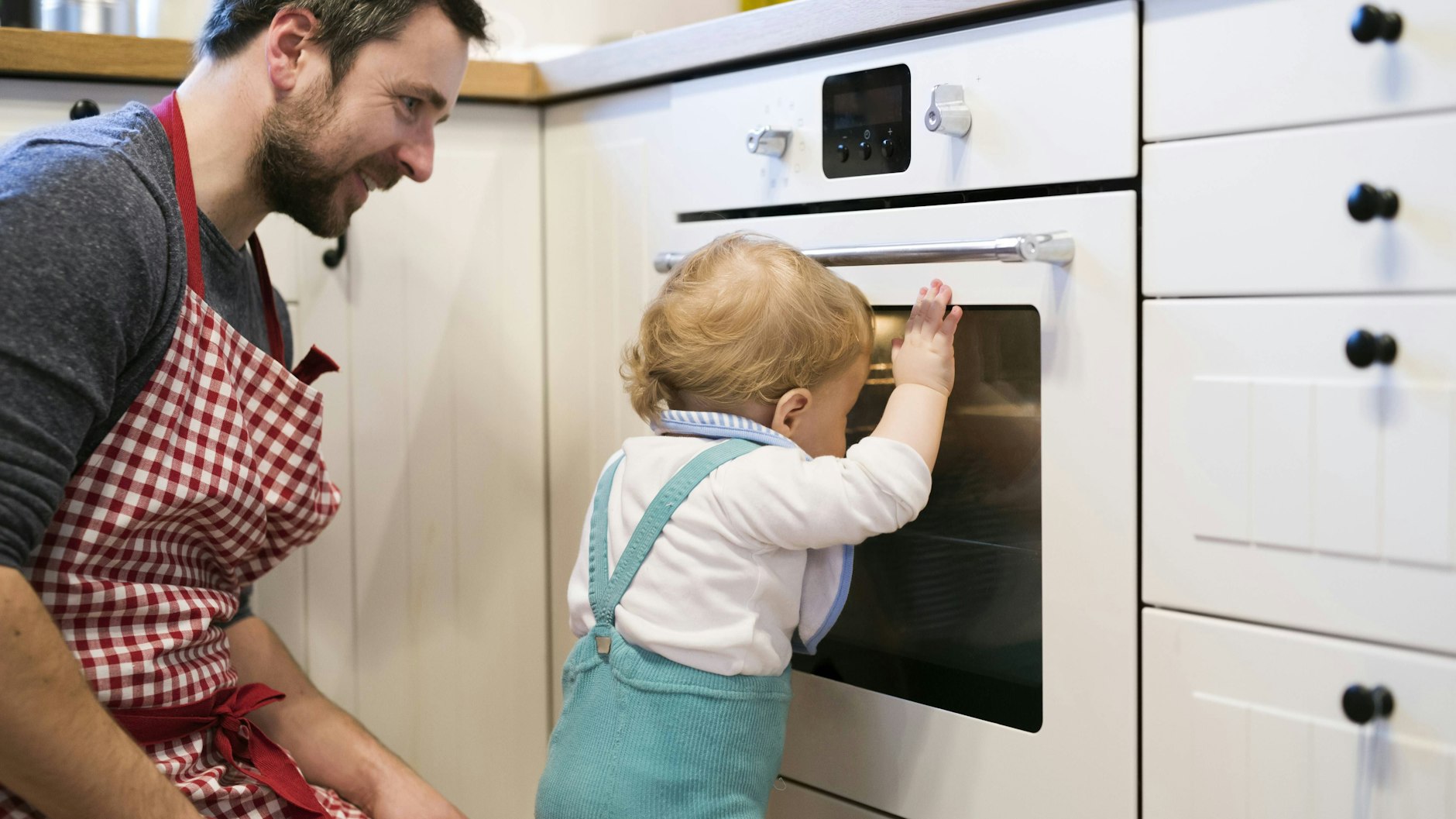 Gucken, aber nicht aufklappen: Unnötiges Öffnen des Backofens verschwendet Energie.