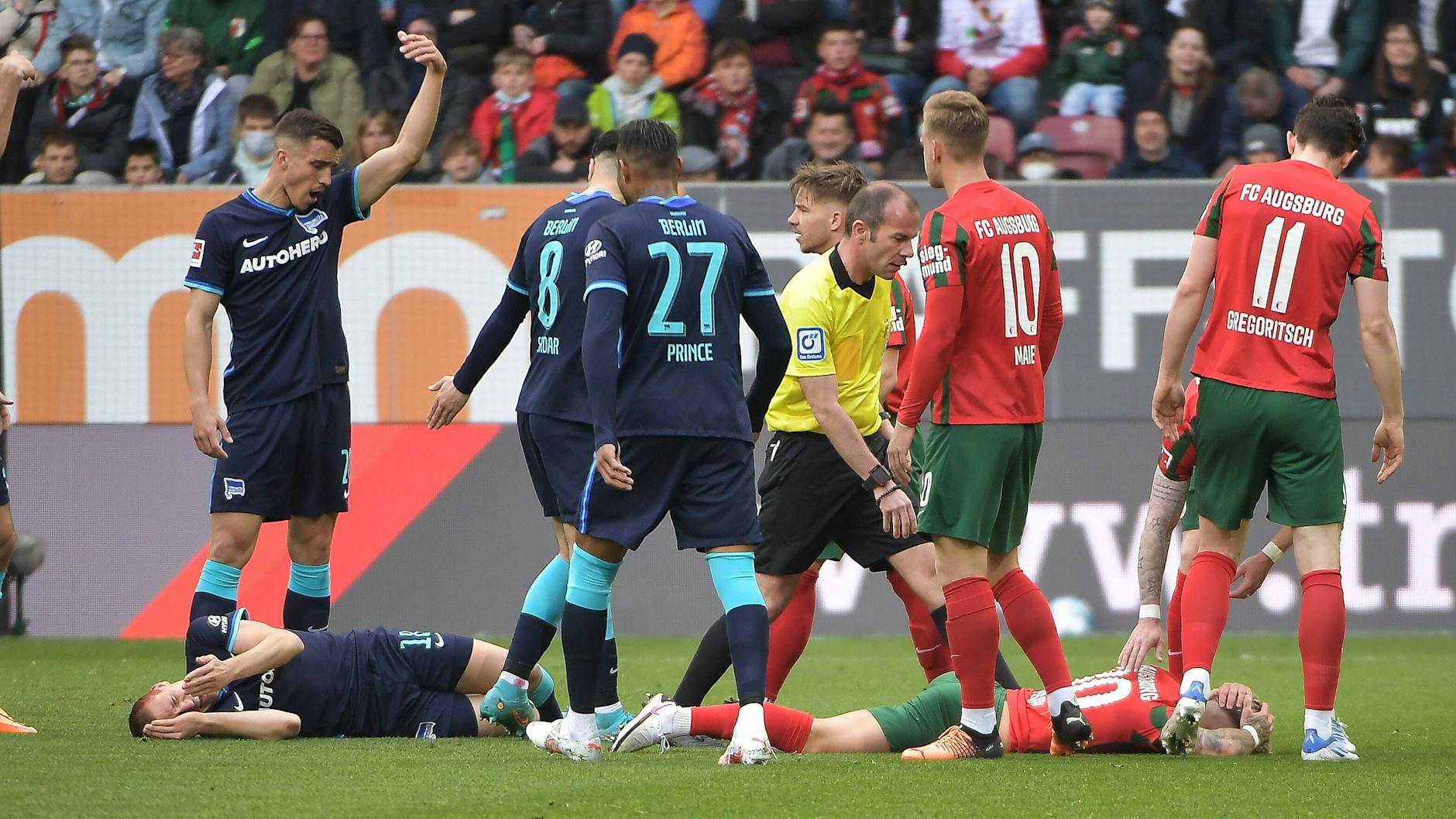 Herthas Santiago Ascacibar (l.) und Augsburgs Niklas Dorsch krachten mit den Köpfen zusammen.