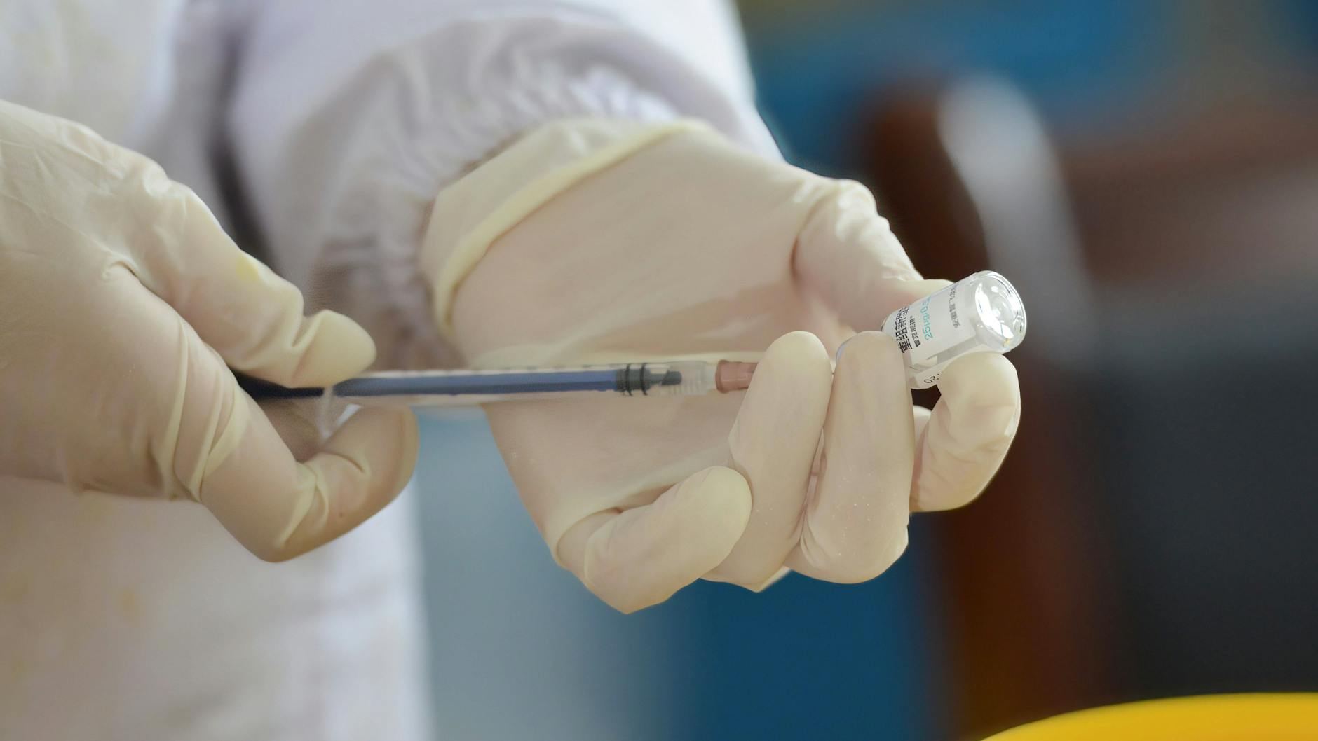 China leidet derzeit unter der größten Corona-Welle seit Beginn der Pandemie vor zwei Jahren. Die neuen Impfstoffe machen Hoffnung (Symbolbild).