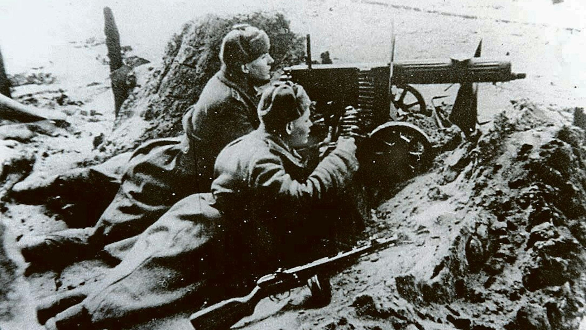Russische Schützen am Oderdeich hinter einem Maschinengewehr MG Goriunow M1943 zeigt. In der Schlacht bei Seelow fielen Zehntausende Soldaten.