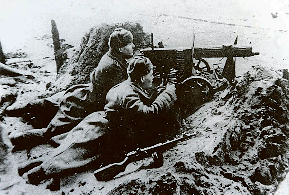 Russische Schützen am Oderdeich hinter einem Maschinengewehr MG Goriunow M1943 zeigt. In der Schlacht bei Seelow fielen Zehntausende Soldaten.