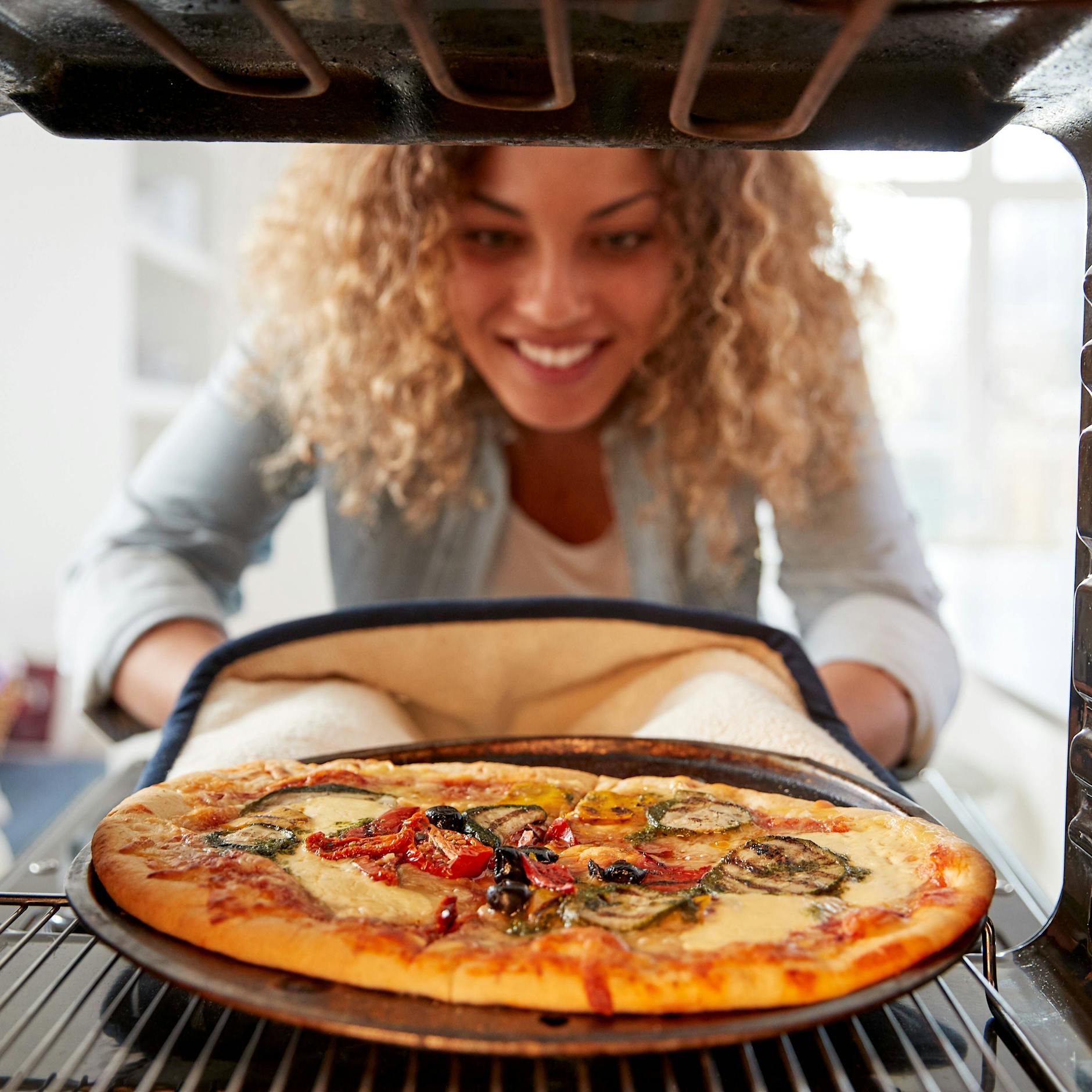 Tiefkühlpizza & Fertiggerichte: Muss ich den Backofen wirklich vorheizen oder ist das Energieverschwendung?