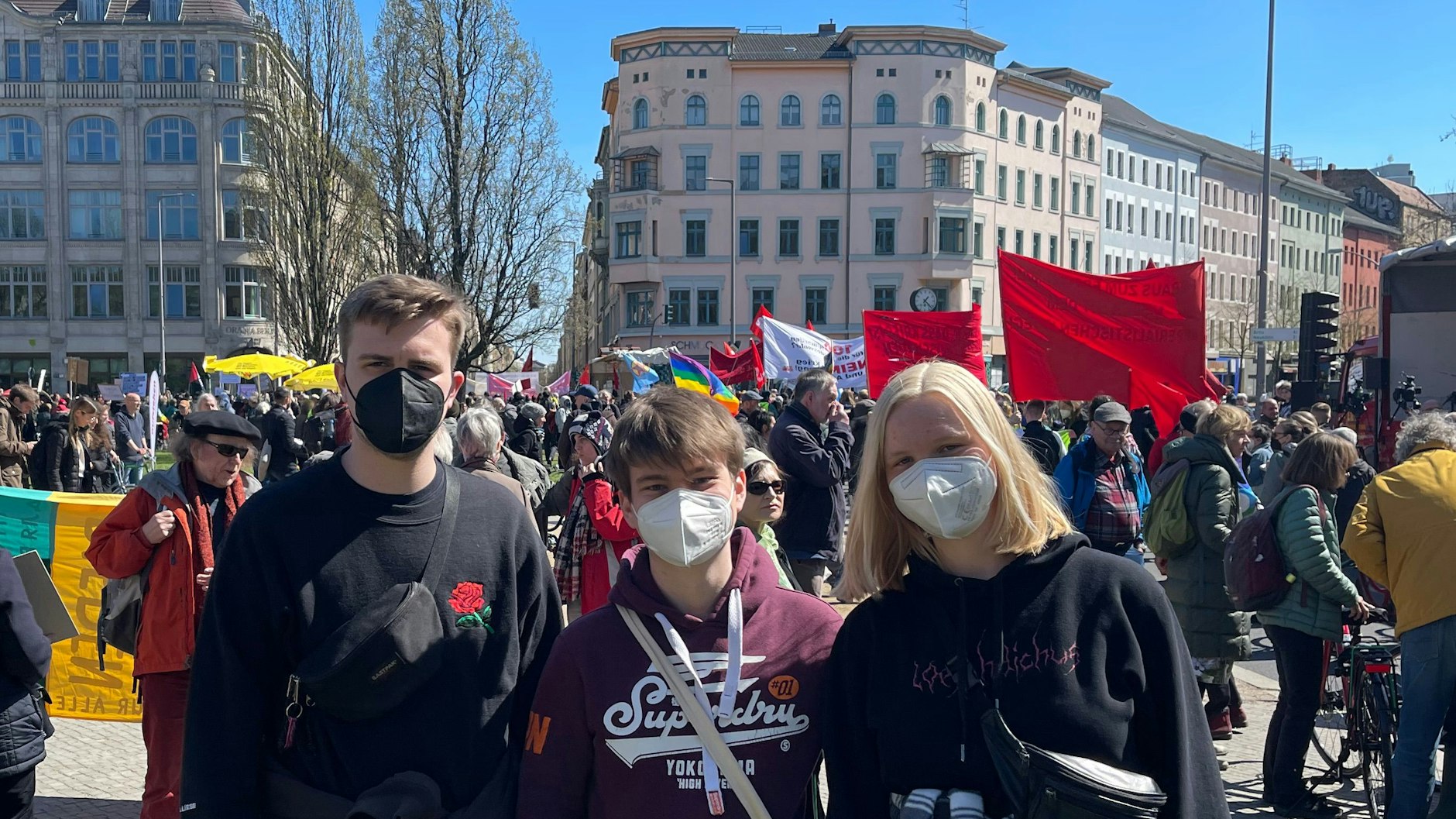 Die sicherlich jüngsten Teilnehmer und die einzigen drei mit Maske auf dem Platz: Tim P., Max M., Ronja F. auf dem Ostermarsch