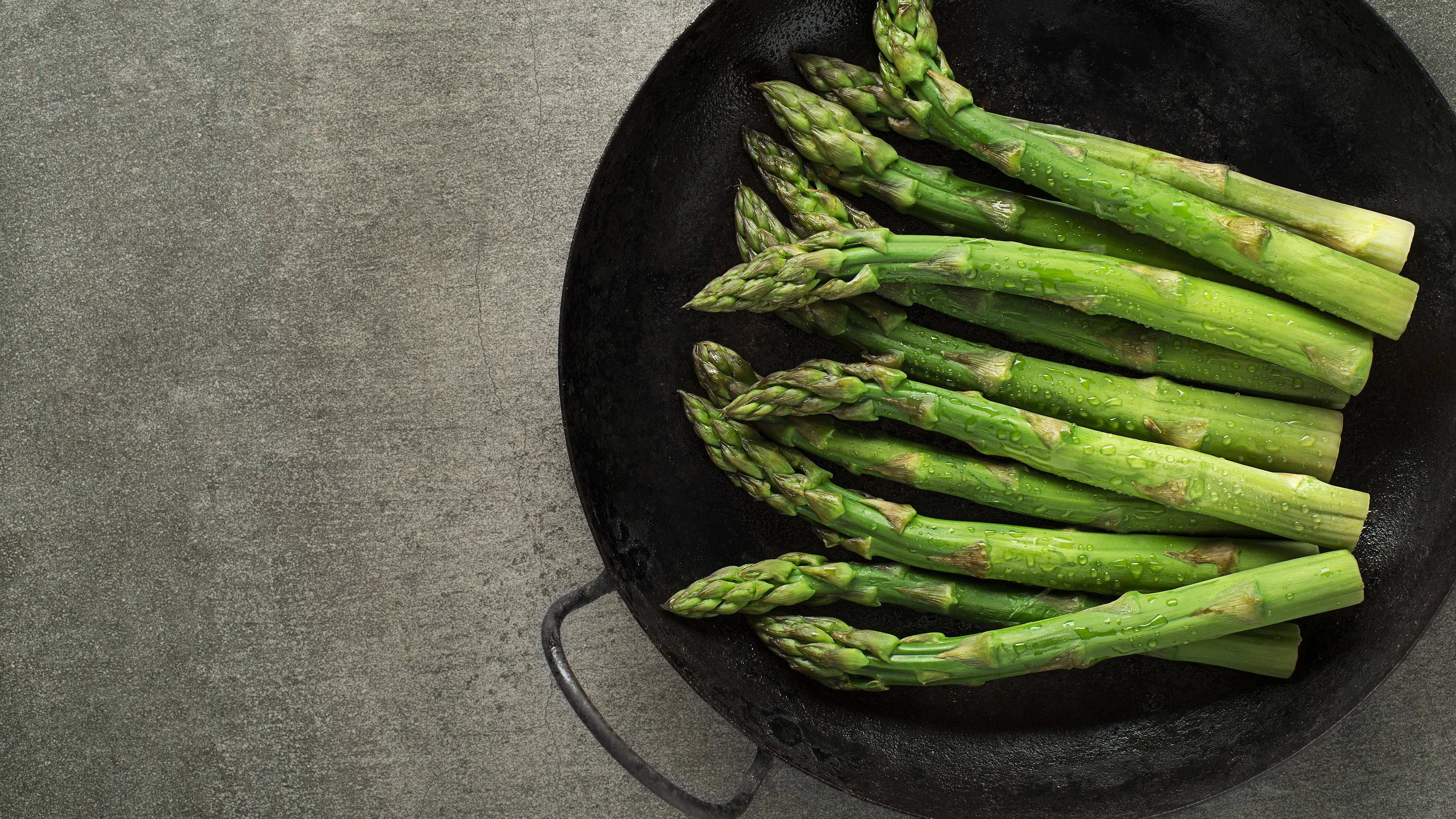 Der grüne Spargel wird für den Spargelsalat kurz in der Pfanne angebraten.