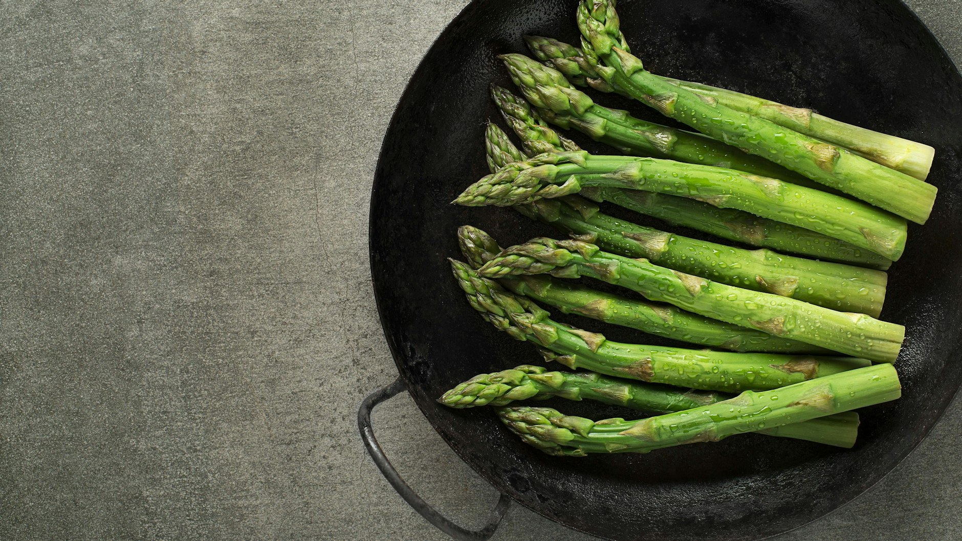 Der grüne Spargel wird für den Spargelsalat kurz in der Pfanne angebraten.