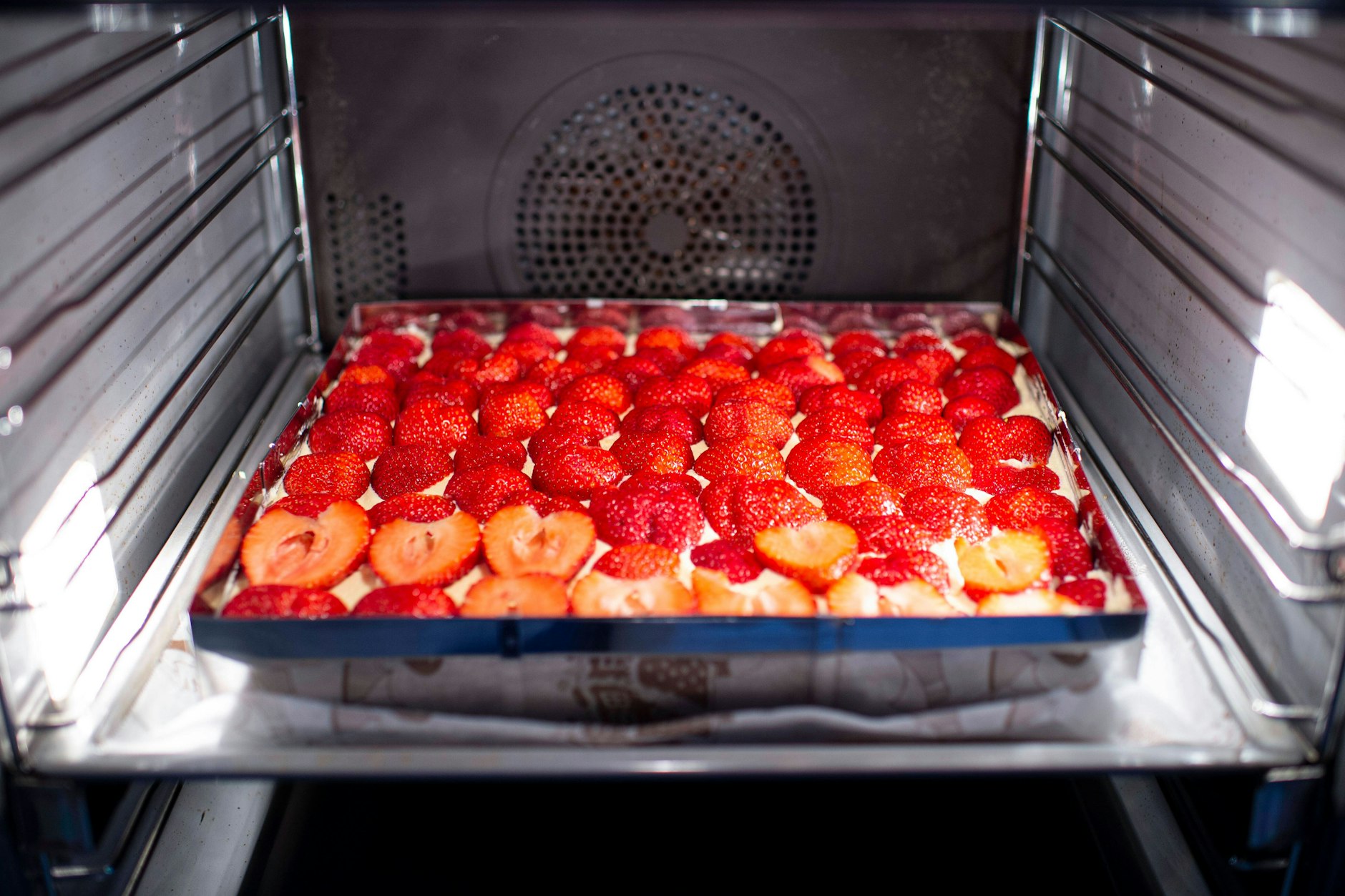 Beim Backen von einem Erdbeerkuchen kann man auf das Vorheizen verzichten.