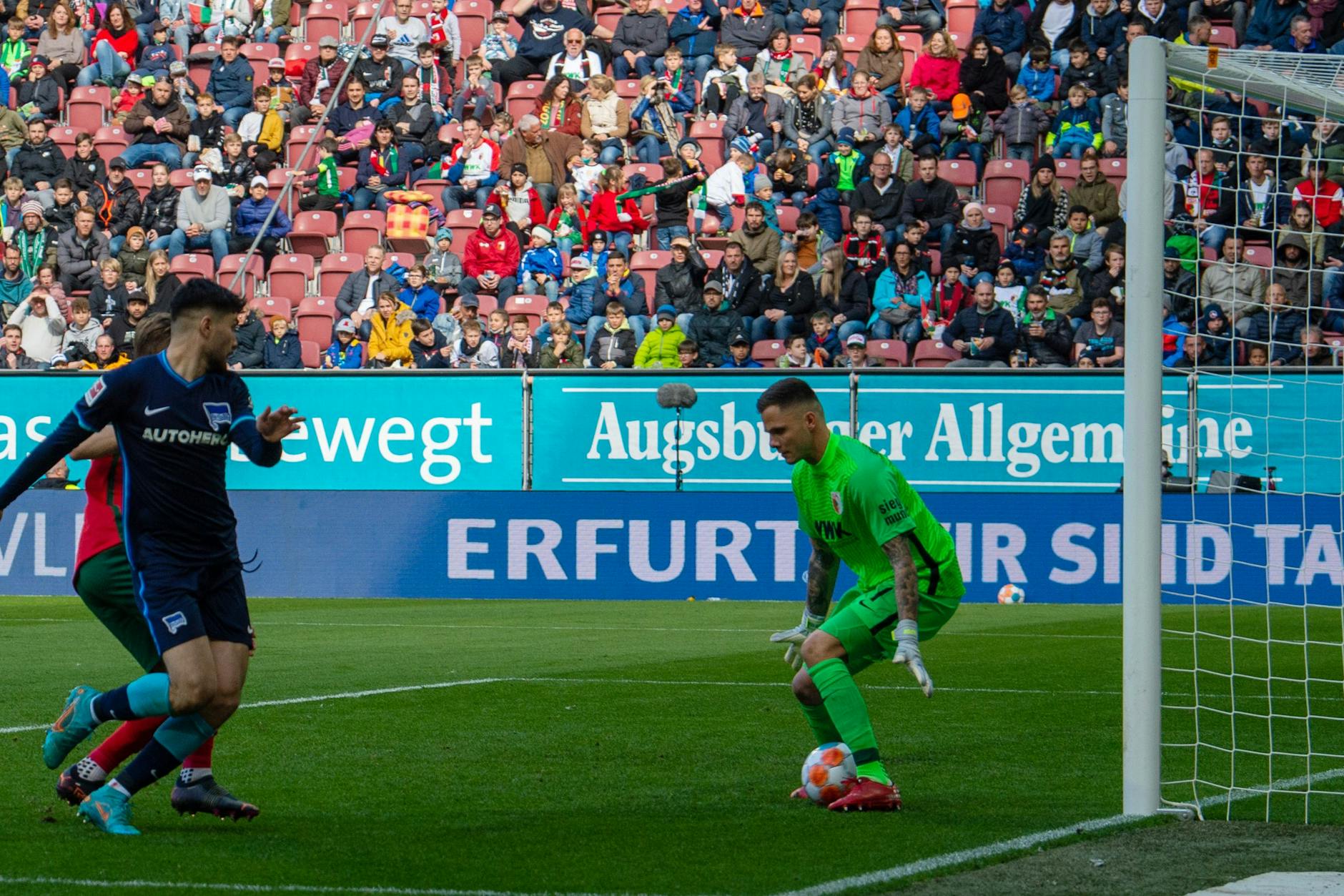 Kann man mal machen: Suat Serdar trifft in der 49.Minute durch die Beine von FCA-Keeper Gikiewicz zum 1:0.