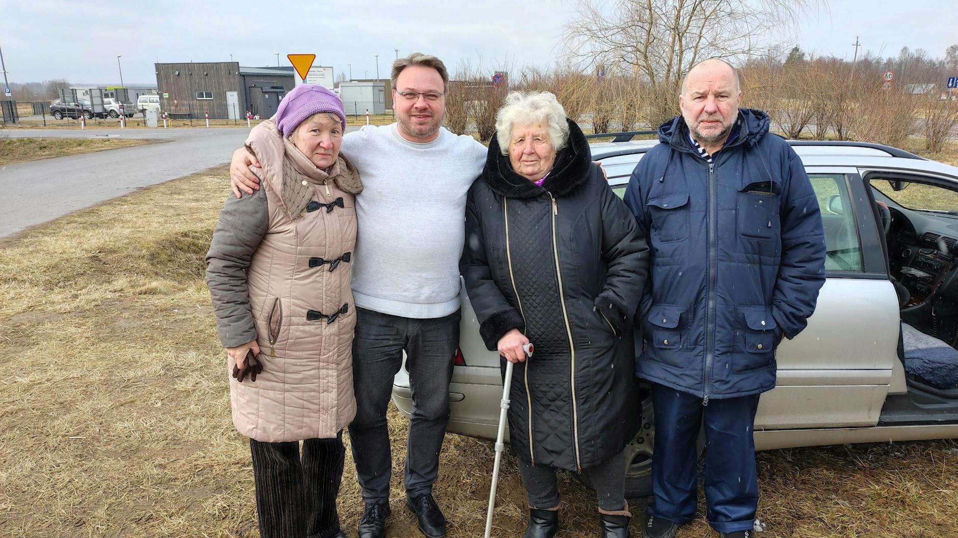Holocaust-Ueberlebende Anastasia Gulej (Mitte) mit ihrer Tochter Walentyna Gulej, Maik Reichel und Sohn Wassyl Gulej bei ihrer Flucht nach Deutschland.