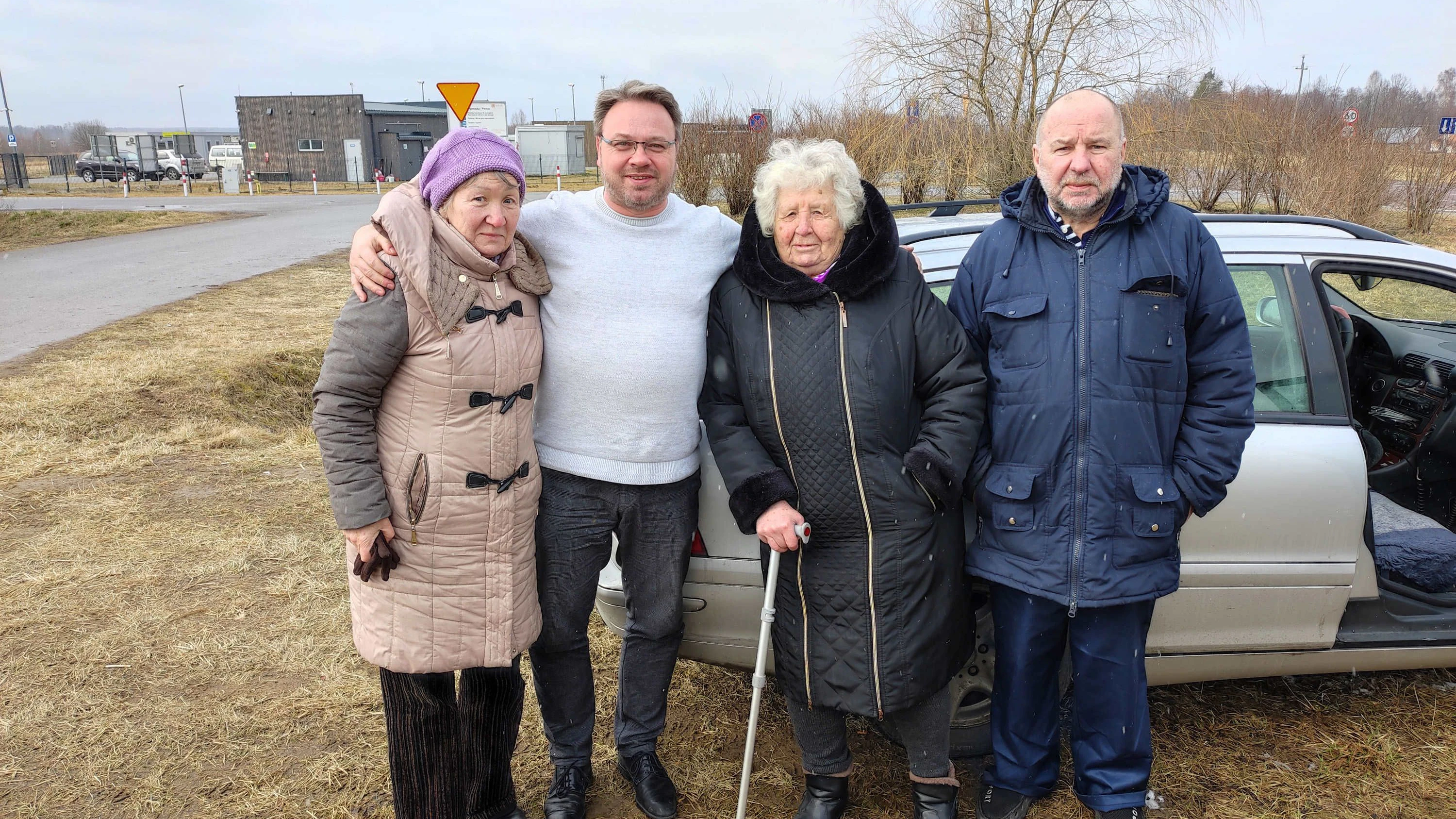 Holocaust-Ueberlebende Anastasia Gulej (Mitte) mit ihrer Tochter Walentyna Gulej, Maik Reichel und Sohn Wassyl Gulej  bei ihrer Flucht nach Deutschland.