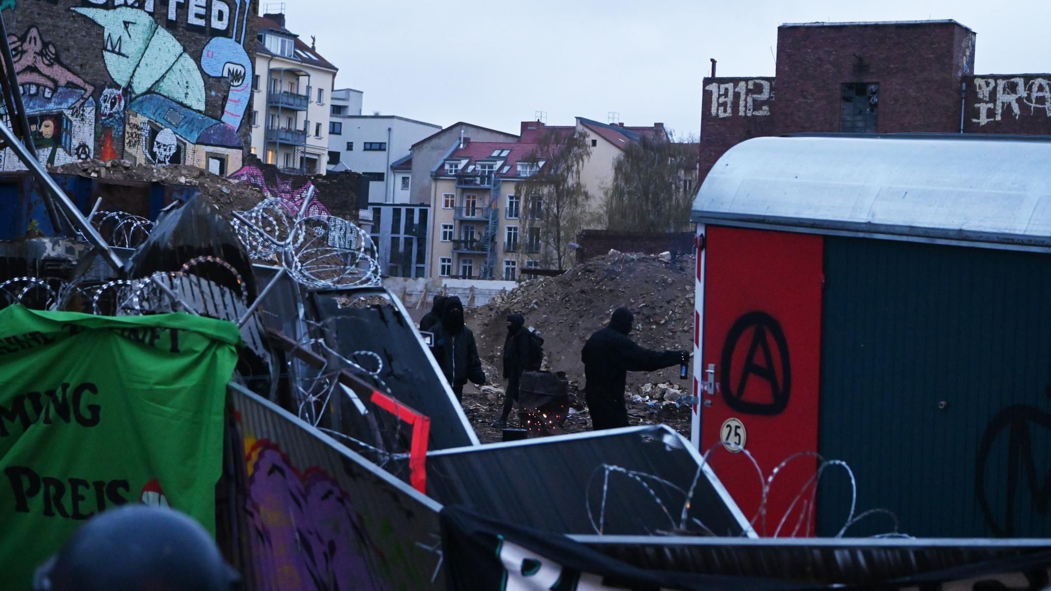 „Köpi“ wieder eingenommen! Aktivisten stürmen Wagenplatz in der Köpenicker Straße – Polizei im Großeinsatz