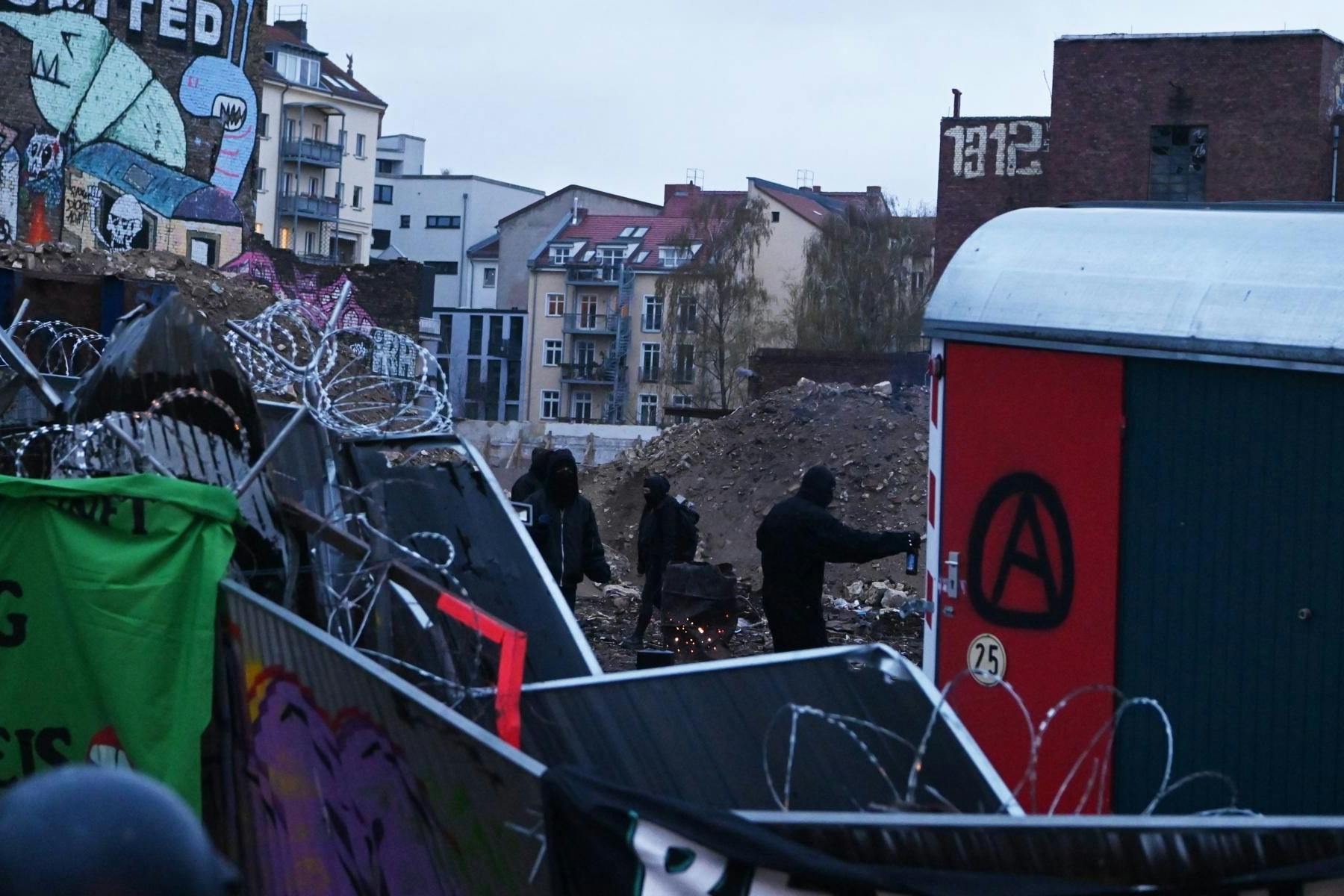 Etwa zwei Dutzend Linksradikale sind am Freitagabend auf das Gelände des ehemaligen „Köpi“-Wagenplatzes in der Köpenicker Straße eingedrungen.