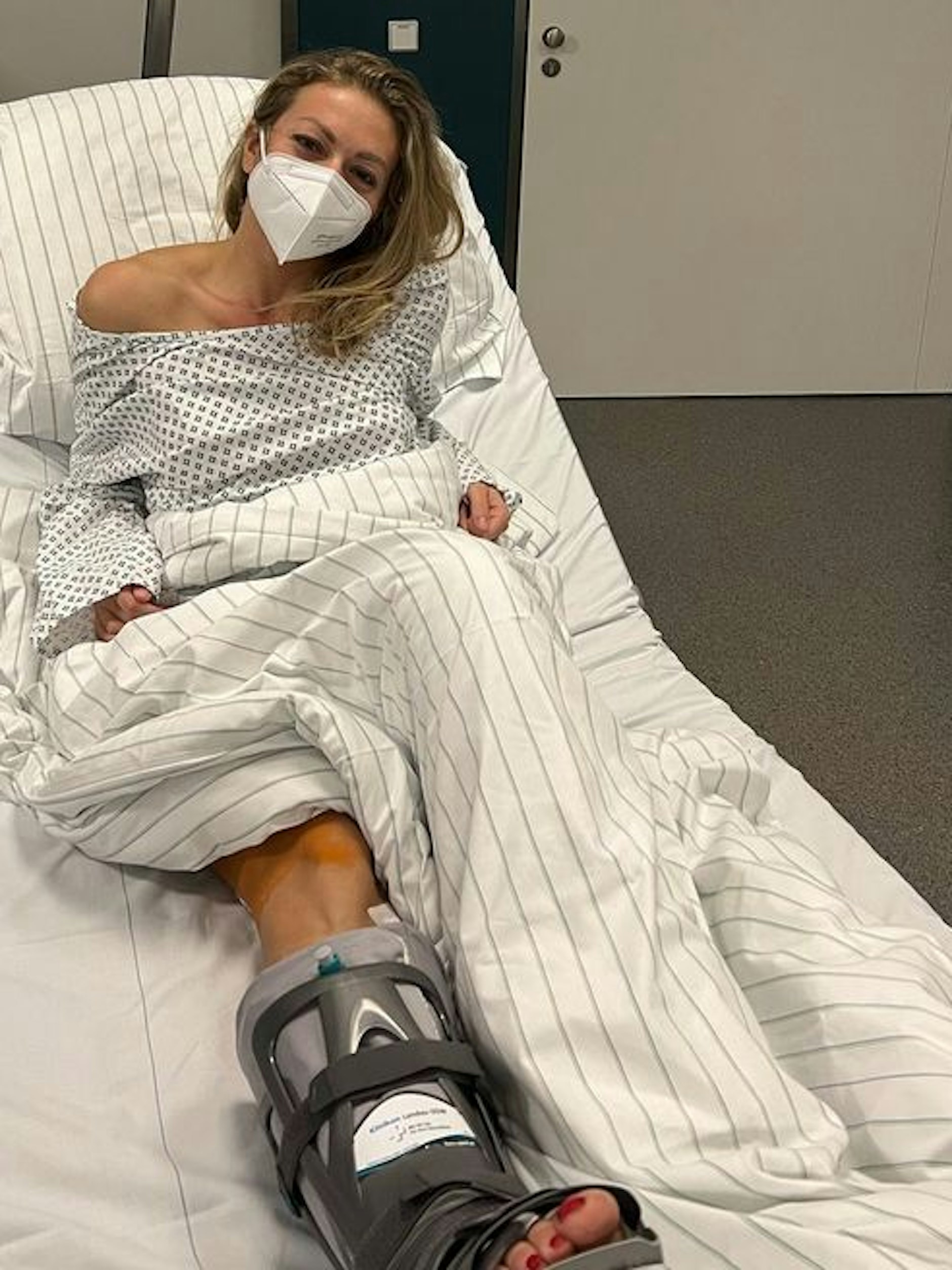 „Let’s Dance“-Star Regina Luca hat sich das rechte Sprunggelenk gebrochen.