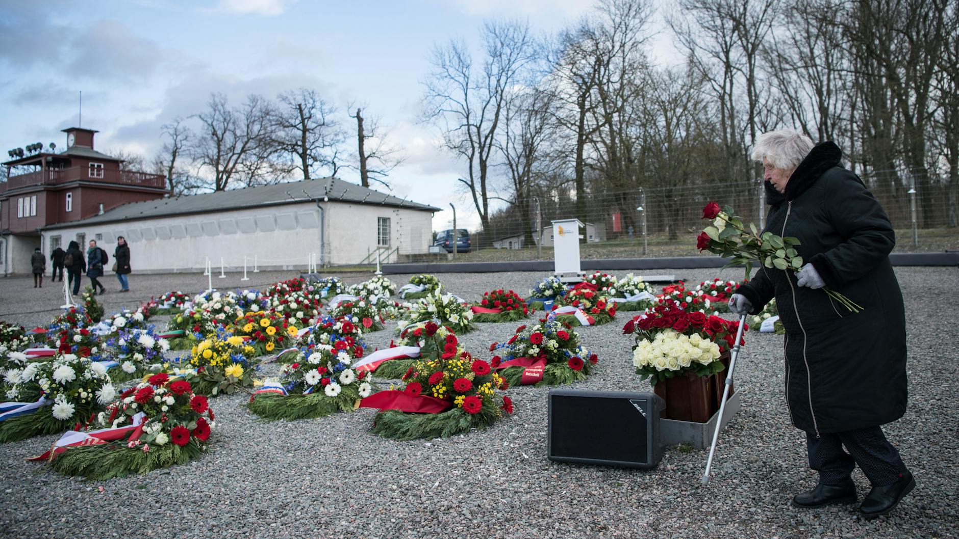 Bei ihrem Besuch im KZ Buchenwald legte Anastasia Gulej (96) Blumen nieder.