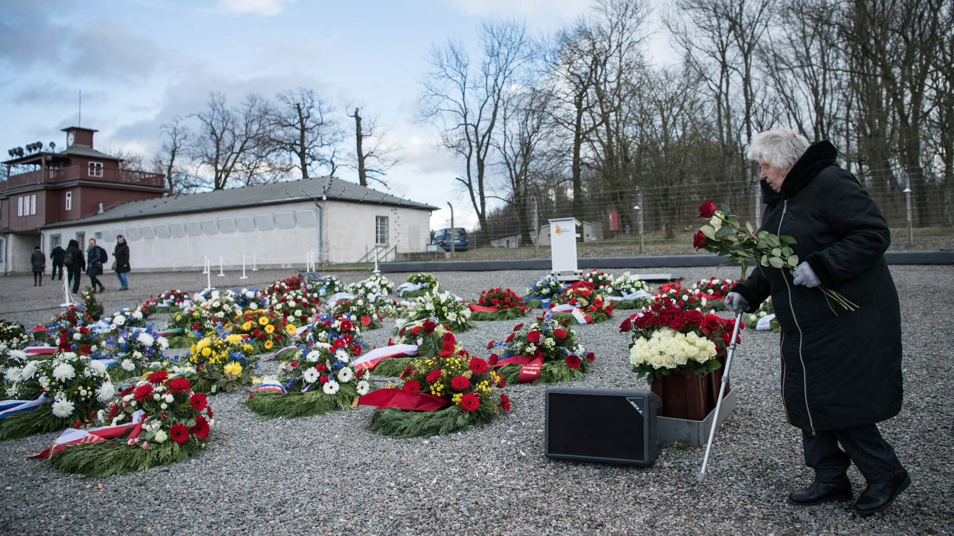 Bei ihrem Besuch im KZ Buchenwald legte Anastasia Gulej (96) Blumen nieder.
