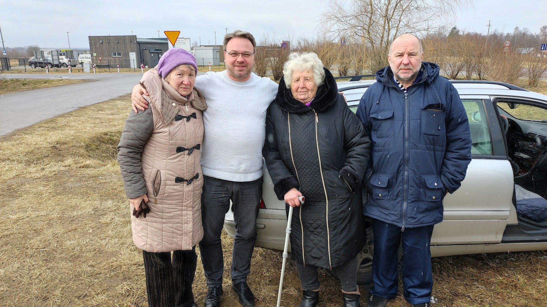 Auf der Flucht:  Anastasia Gulej (M.) mit ihrer Tochter Walentyna Gulej, Maik Reichel (Direktor der Landeszentrale für politische Bildung Sachsen-Anhalt) und Sohn Wassyl Gulej an der polnisch-ukrainischen Grenze (Foto vom 9. März)