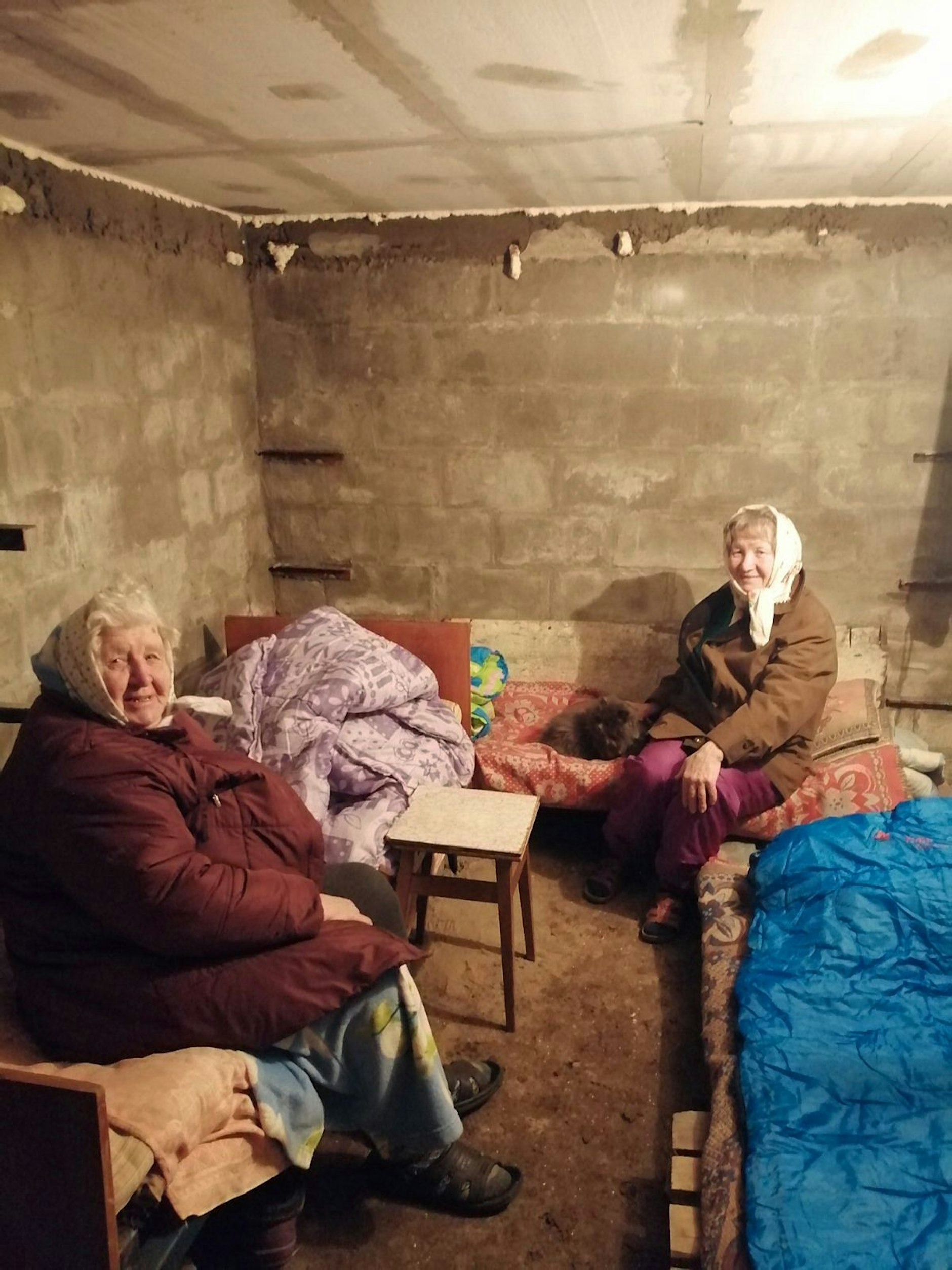 Die Holocaust-Überlebende Anastasia Gulej (l.) mit ihrer Tochter Walentyna Gulej in einem Keller in Kiew