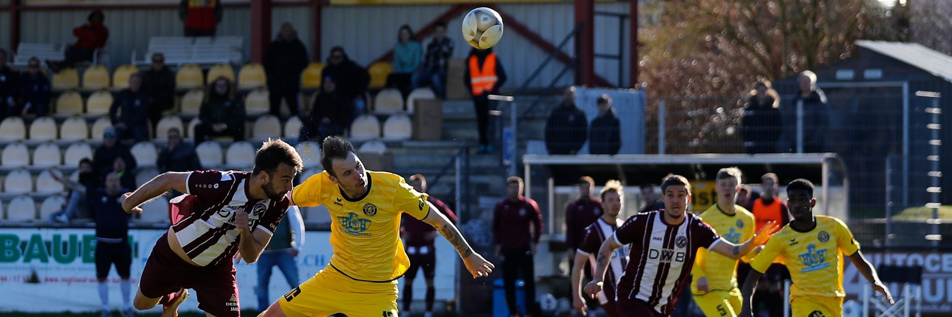 Dynamos Christian Beck (l.) und seine Kollegen bekamen beim VfB Auerbach ordentlich Gegenwehr, retteten am Ende einen Punkt.