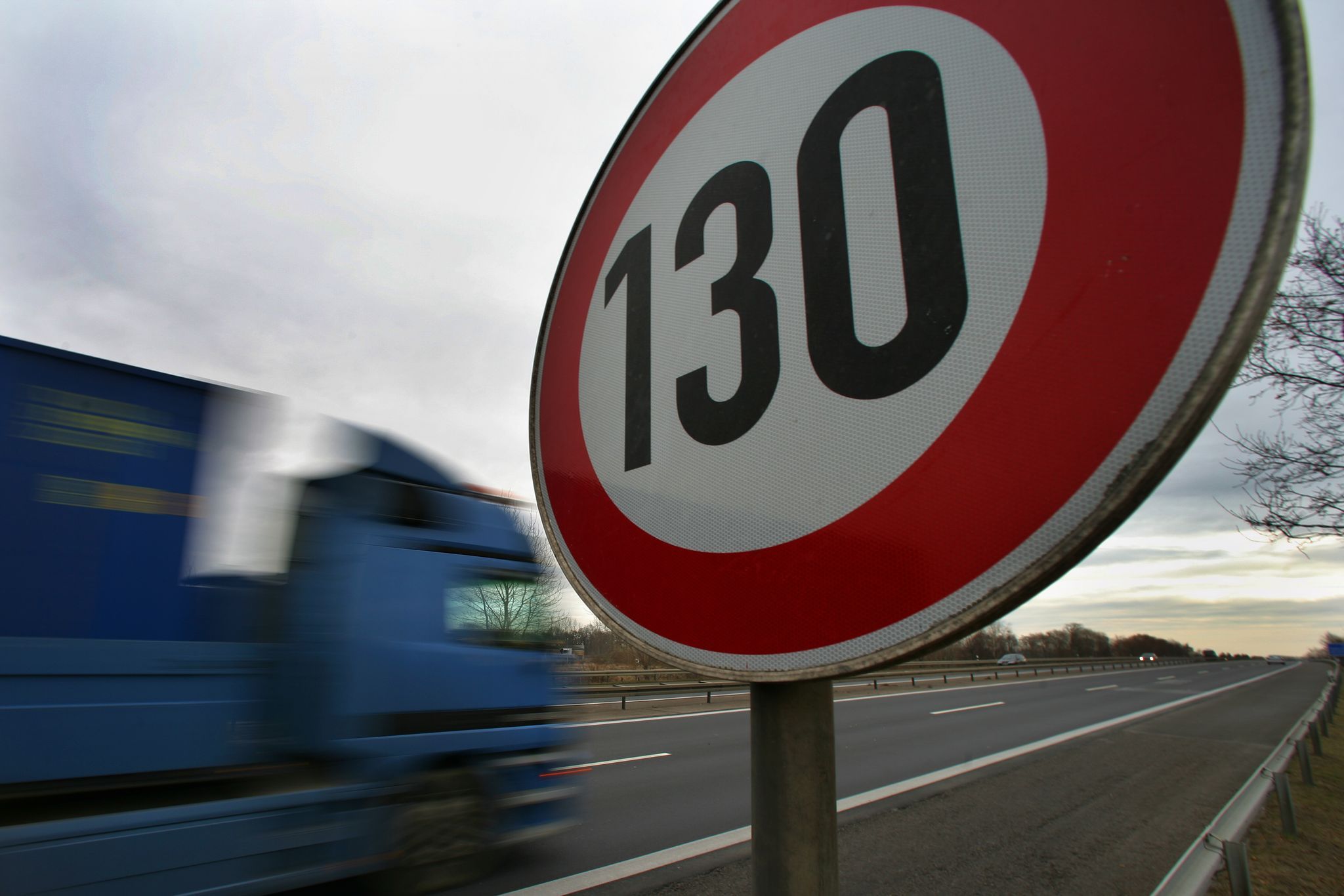 Mehrheit der Deutschen dafür: Was spricht noch gegen ein Tempolimit auf Autobahnen? SO skurril begründet die Bundesregierung ihr Nein!