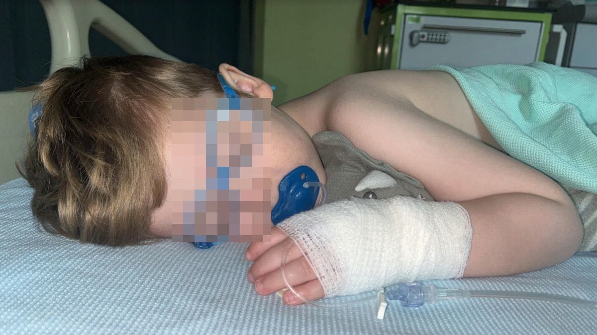 Billy (3) wurde ins Krankenhaus eingeliefert, nachdem er ein Kinder-Überraschungsei gegessen hatte.