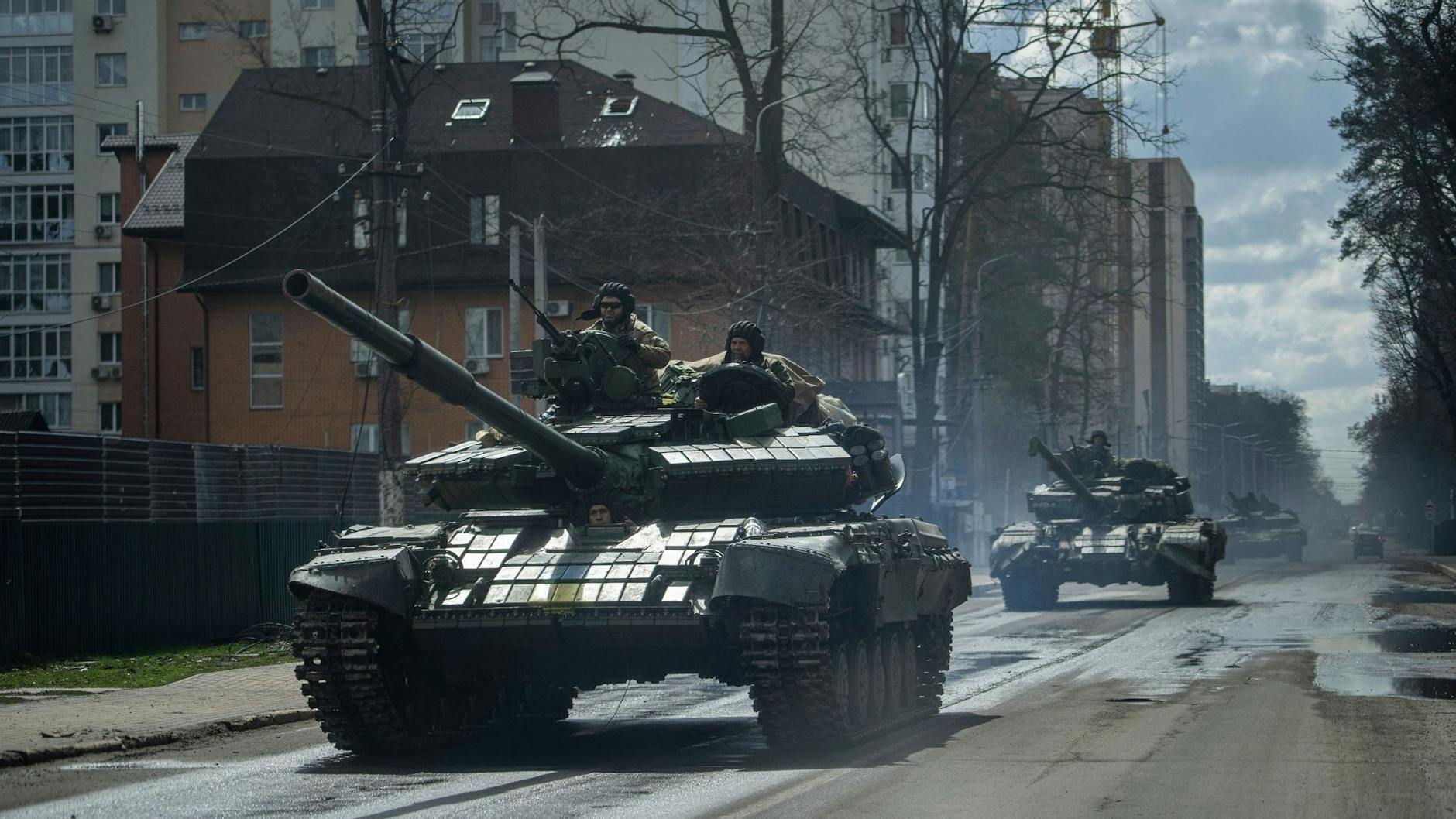 Ukrainische Panzer bewegen sich auf einer Straße in einem Außenbezirk von Kiew.