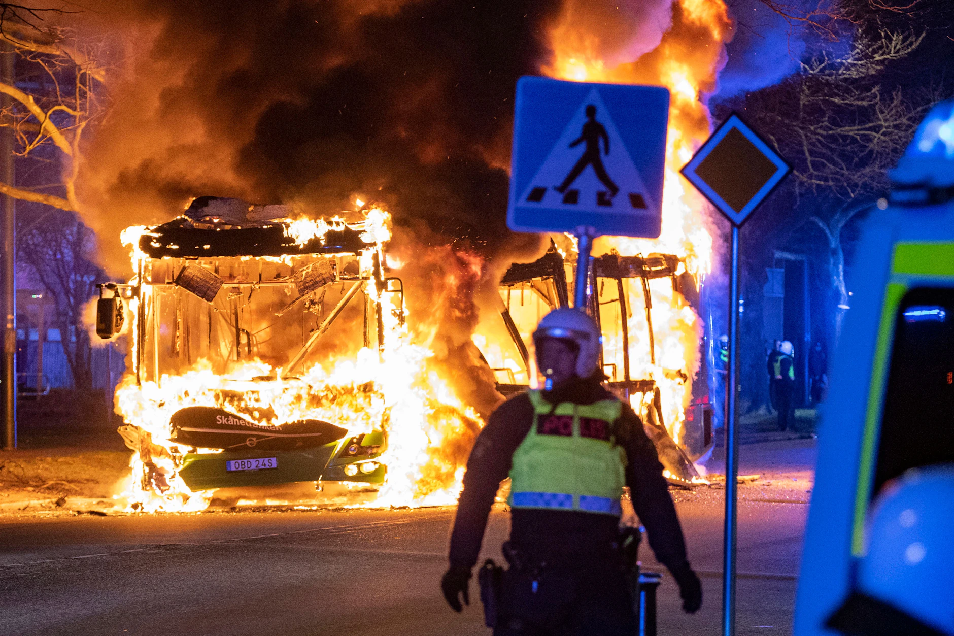 In Malmö steht ein Bus in Flammen.