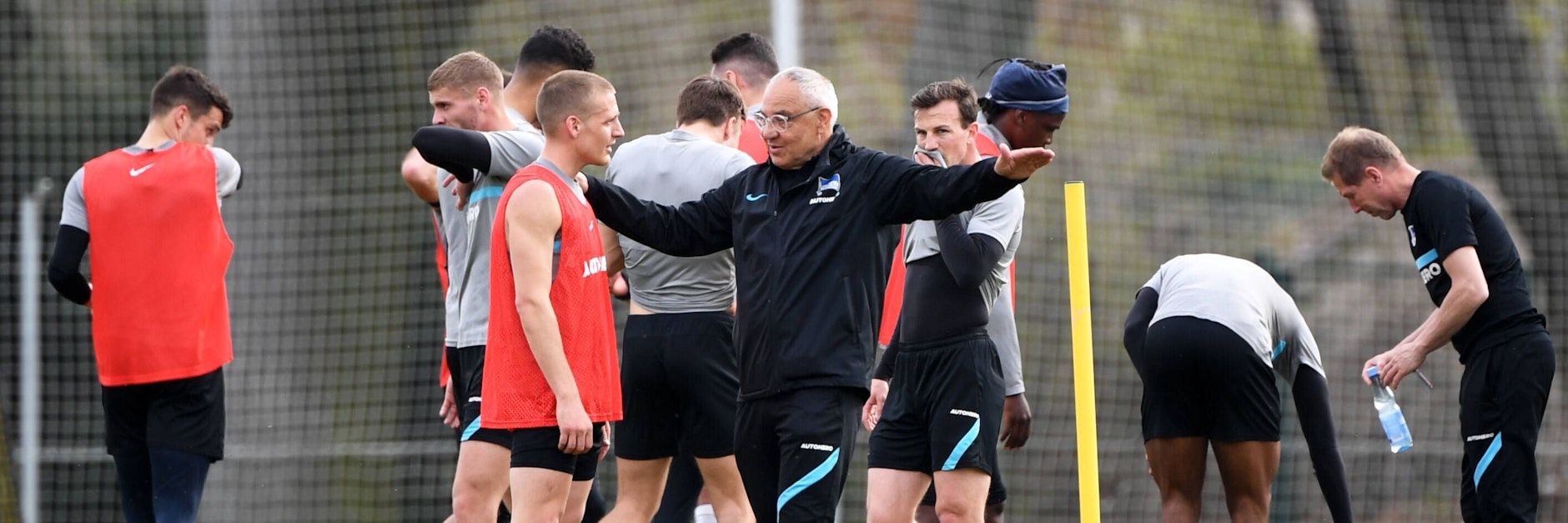 Herthas Cheftrainer Felix Magath legte vor dem Augsburg-Spiel viel Wert auf Einzelgespräche, redete die Spieler mit Erfolg stark.