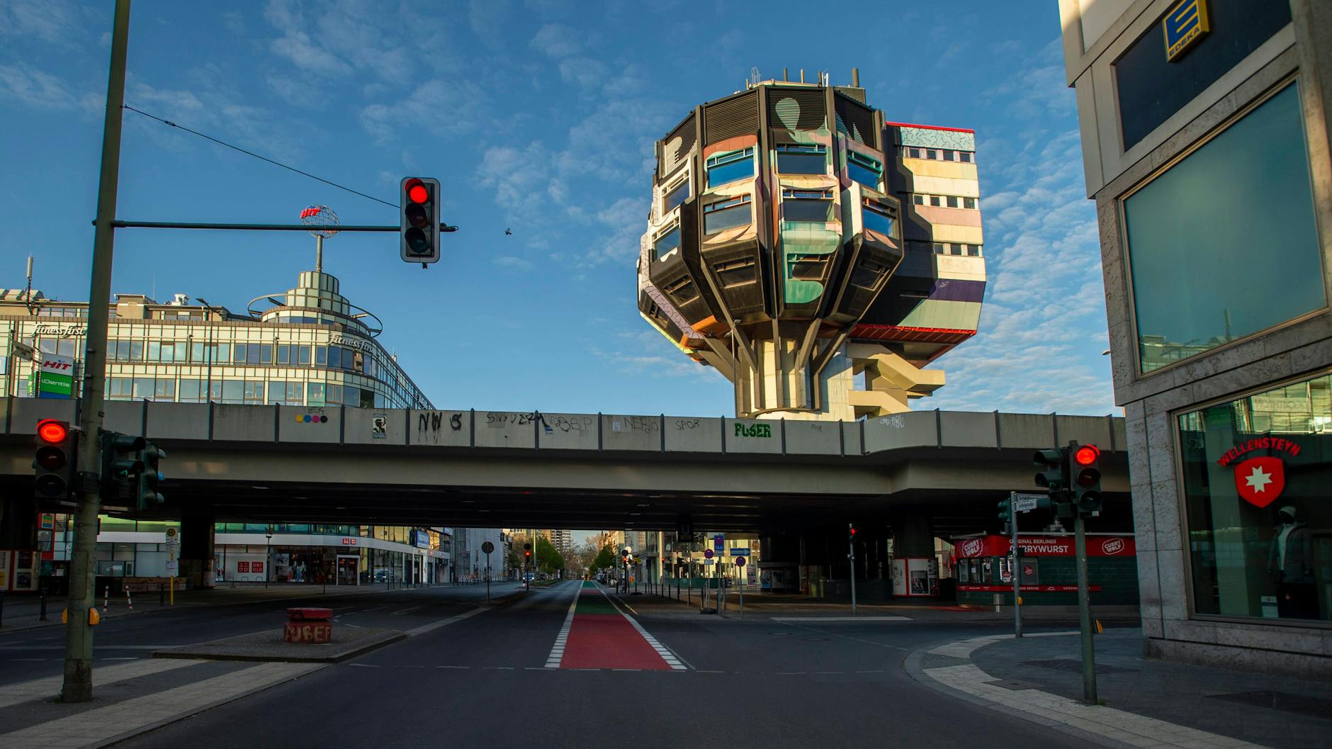 Der Bierpinsel auf der Schloßstraße in Steglitz gilt als herausragendes Bauwerk. Es gibt ja aber auf den drei Kilometern dieser Einkaufsstraße auch keinerlei architektonische Konkurrenz. Dafür viele Optiker und Hörgeräte-Akustiker.