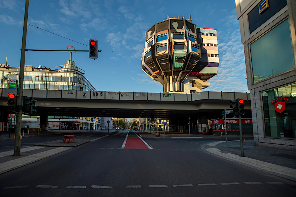 Der Bierpinsel auf der Schloßstraße in Steglitz gilt als herausragendes Bauwerk. Es gibt ja aber auf den drei Kilometern dieser Einkaufsstraße auch keinerlei architektonische Konkurrenz. Dafür viele Optiker und Hörgeräte-Akustiker.