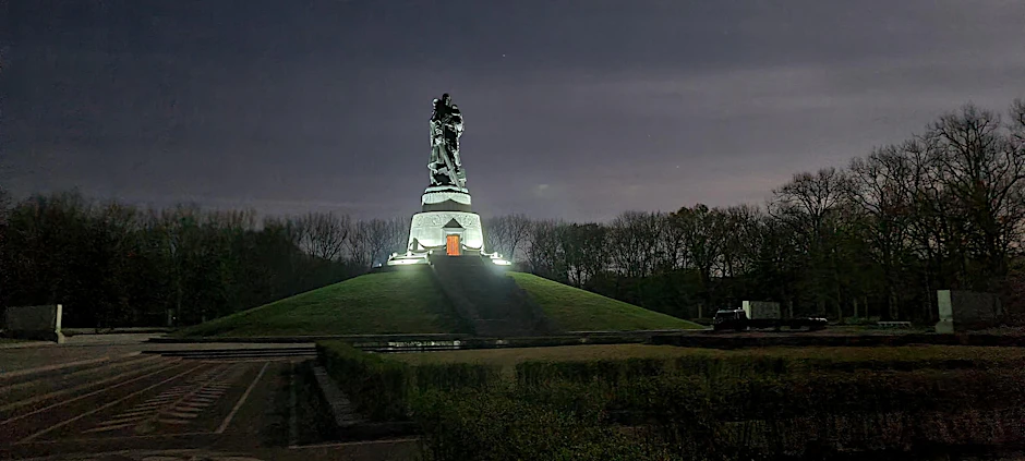 Die Statue im Zentrum des Mahnmals ist hell erleuchtet.