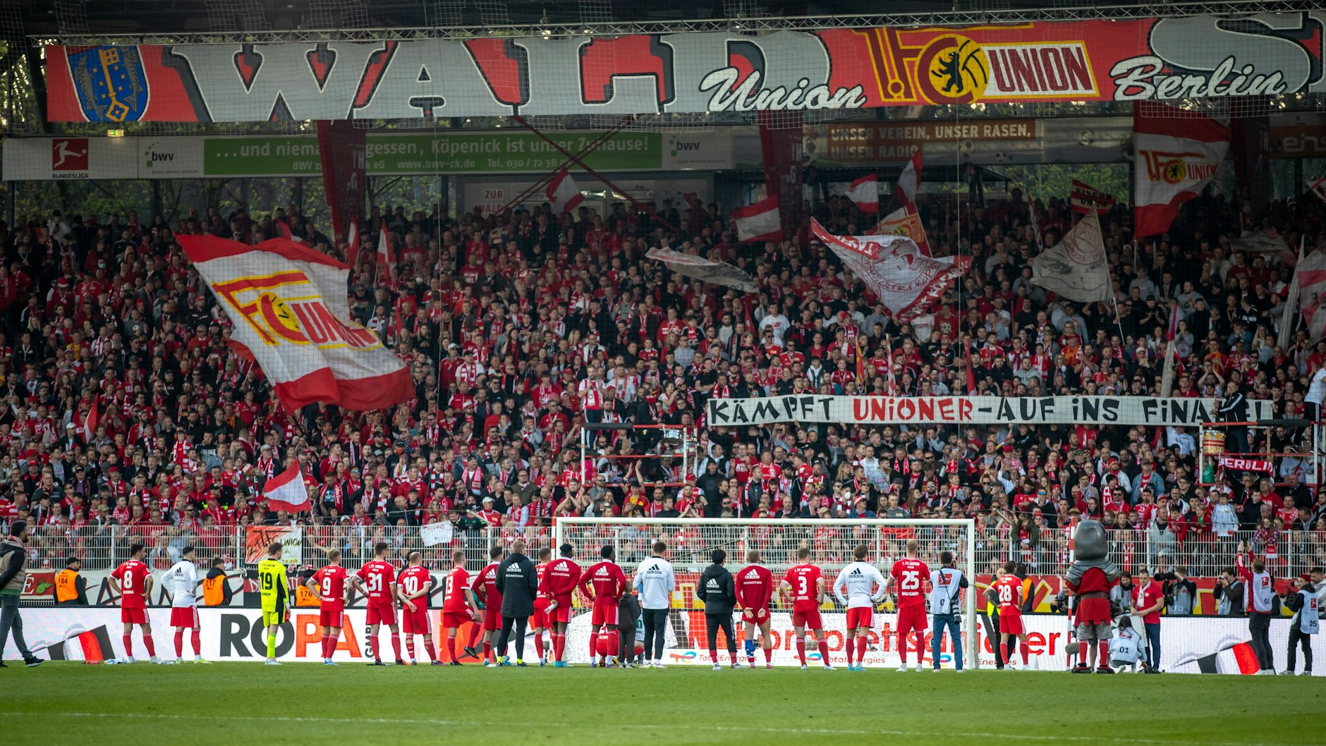 Gemeinsam sind wir stark: Der 1. FC Union schwor sich mit seinen Fans nach dem Frankfurt-Sieg auf den Pokal-Kracher bei RB Leipzig ein.