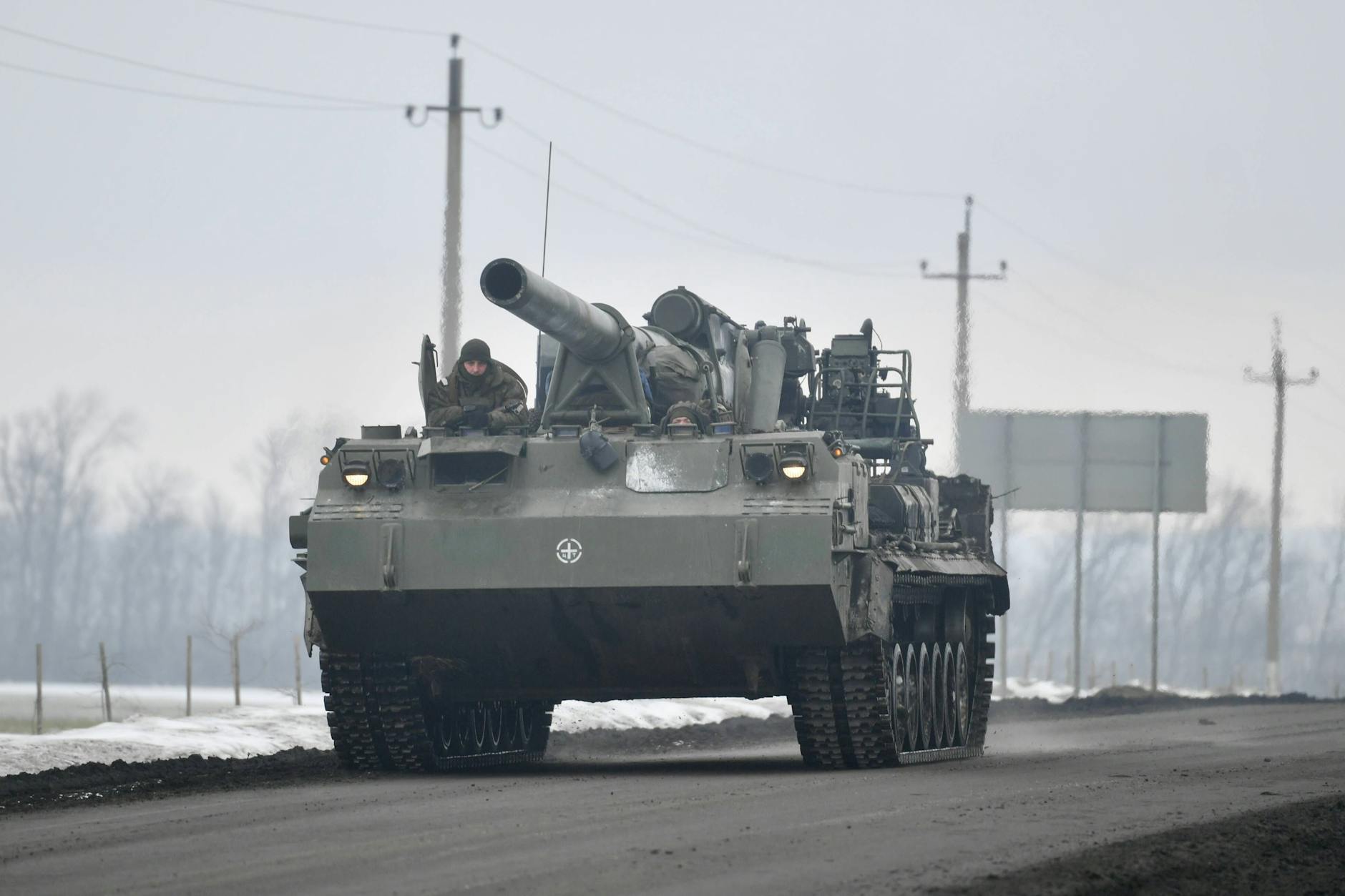 Die 2S7, russisch Pion, Pfingstrose, ist das weltweit schwerste konventionelle Artilleriegeschütz, kann auch taktische Atomwaffen verschießen.