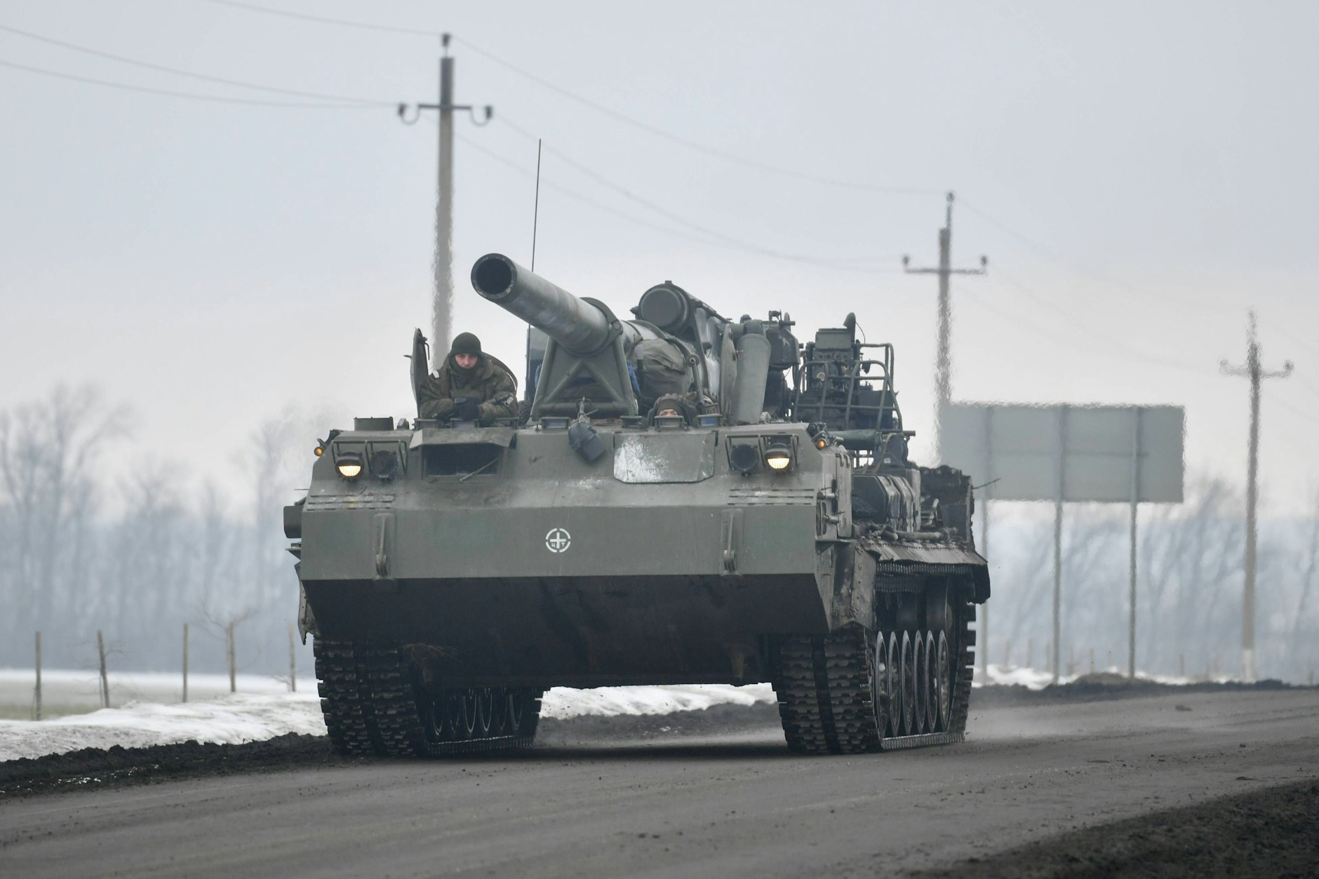 Die 2S7, russisch Pion, Pfingstrose, ist das weltweit schwerste konventionelle Artilleriegeschütz, kann auch taktische Atomwaffen verschießen.