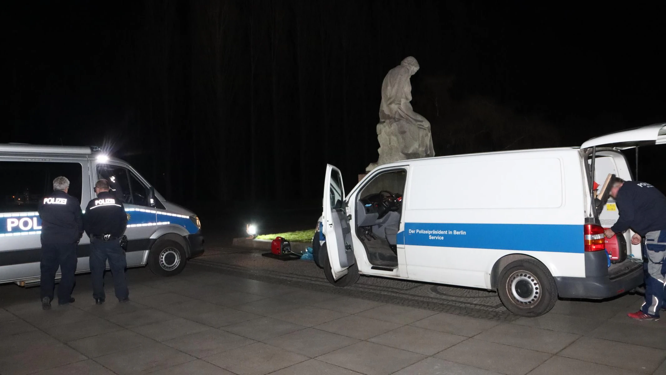 Die Polizei war mit Mannschaftswagen auf dem Gelände.