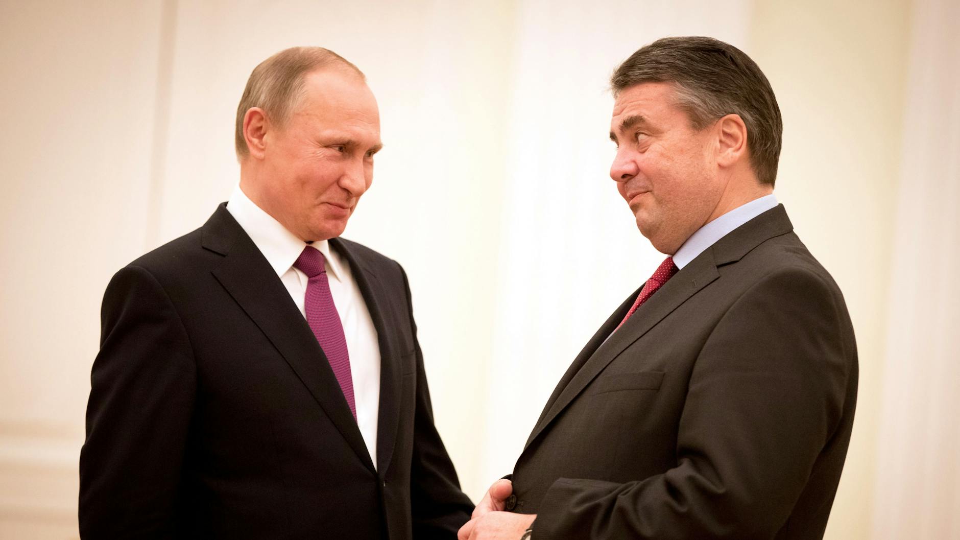 Nicht näher als nötig, sagt die SPD. Doch die Verbindungen zum Kreml waren immer auch persönlich