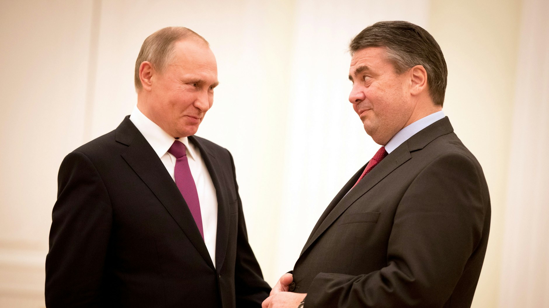 Nicht näher als nötig, sagt die SPD. Doch die Verbindungen zum Kreml waren immer auch persönlich