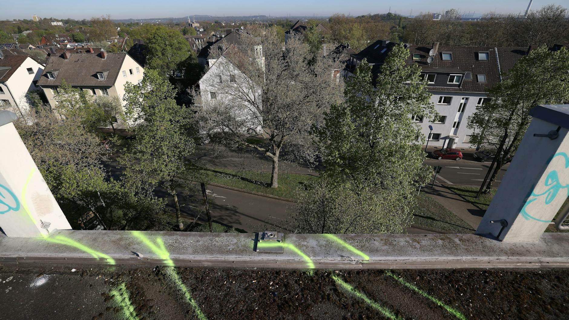 Gelb markiert sind die Unfallspuren des Wagens, mit dem zwei junge Männer vom obersten Deck eines Parkhauses gestürzt sind.