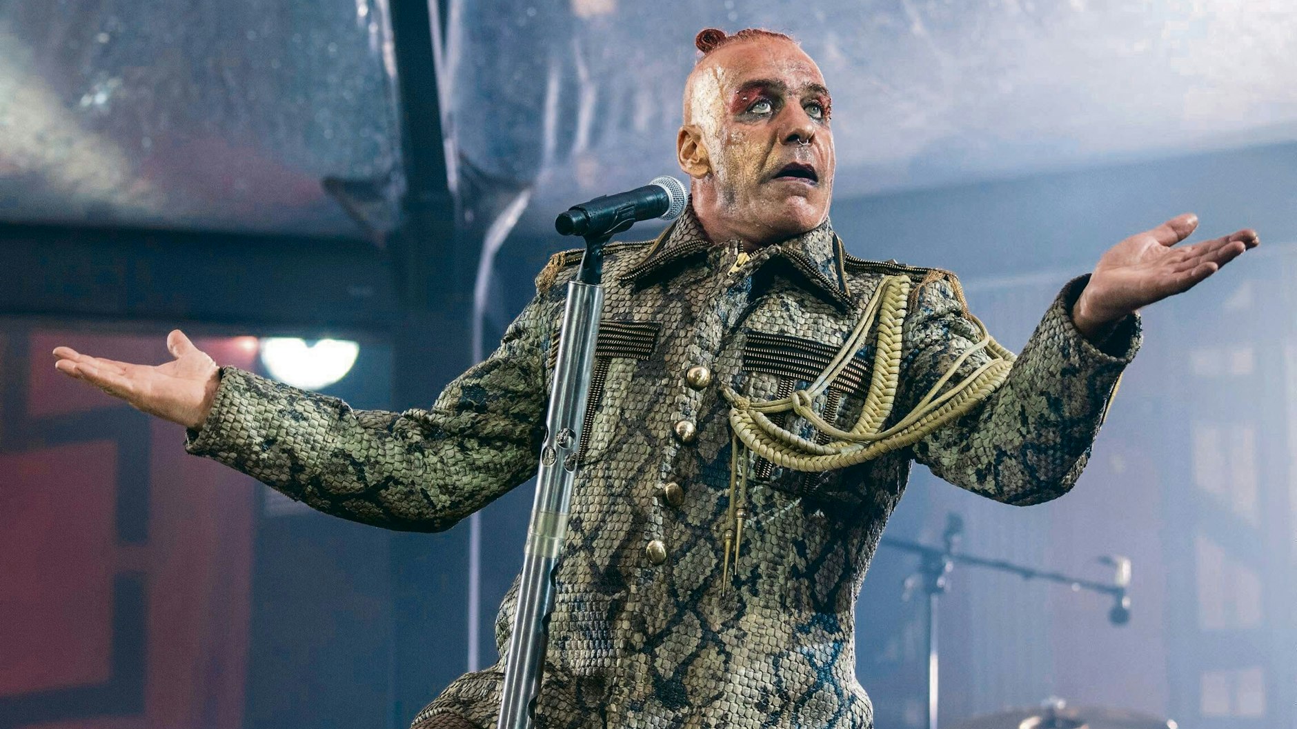 Till Lindemann, Frontsänger der deutschen Rockband Rammstein, bei einem Konzert.