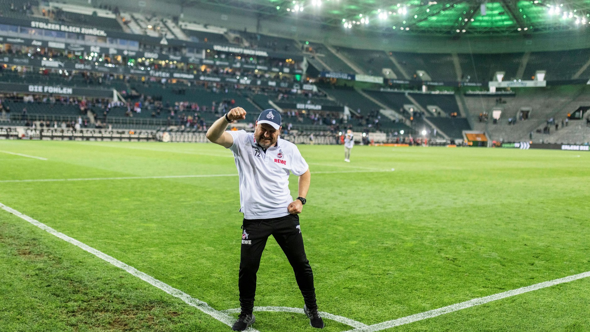 Derbysieger: Köln-Trainer Steffen Baumgart feierte den 3:1-Sieg bei Borussia Mönchengladbach ausgelassen mit den Fans.