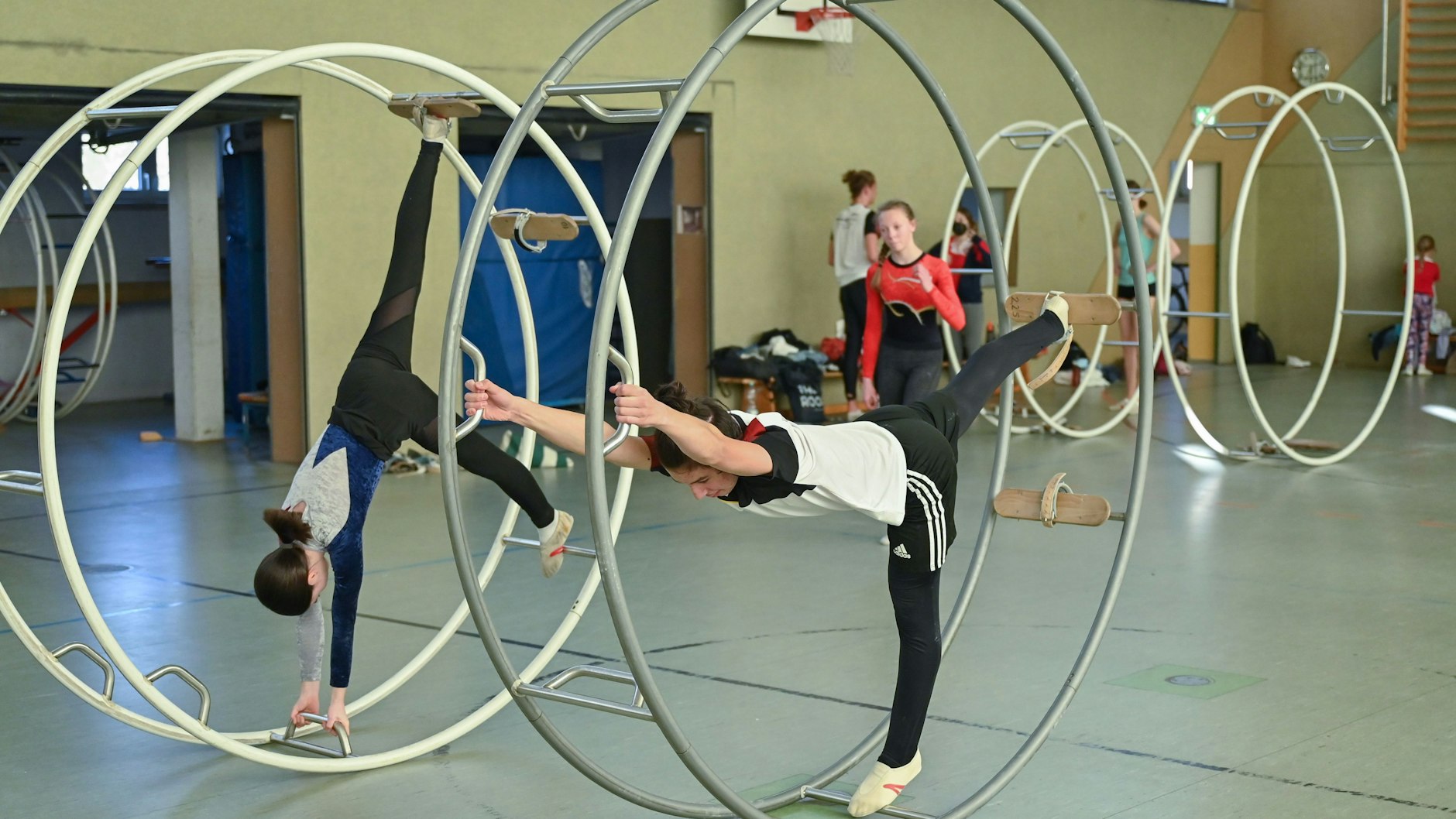 Wer rollt denn da? Sportler vom Strausberger Turn- und Sportclub (TSC) bei ihren Übungen mit dem Rhönrad.