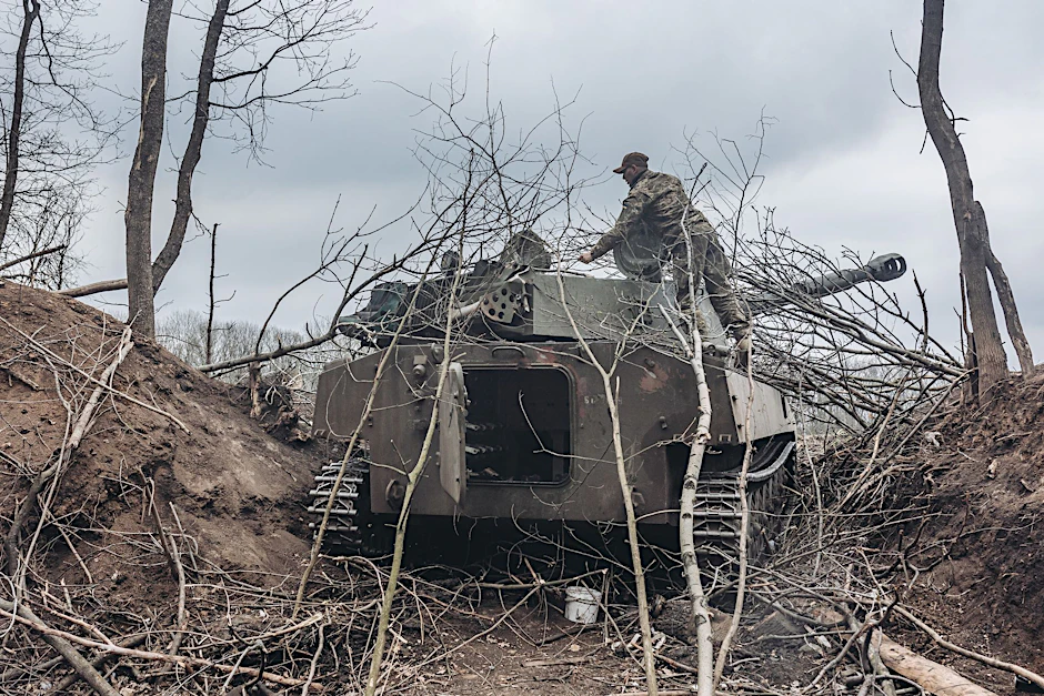 Ein ukrainischer Soldat steht auf einem Schützenpanzer. Die Schlacht um den Donbass hat begonnen.