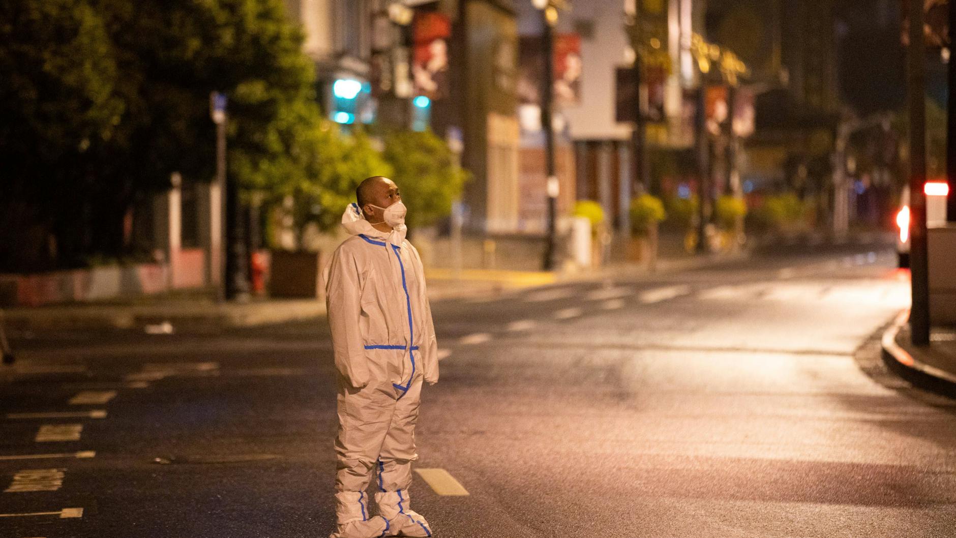 Sozialarbeiter laufen nachts auf Streife durch die Stadt.