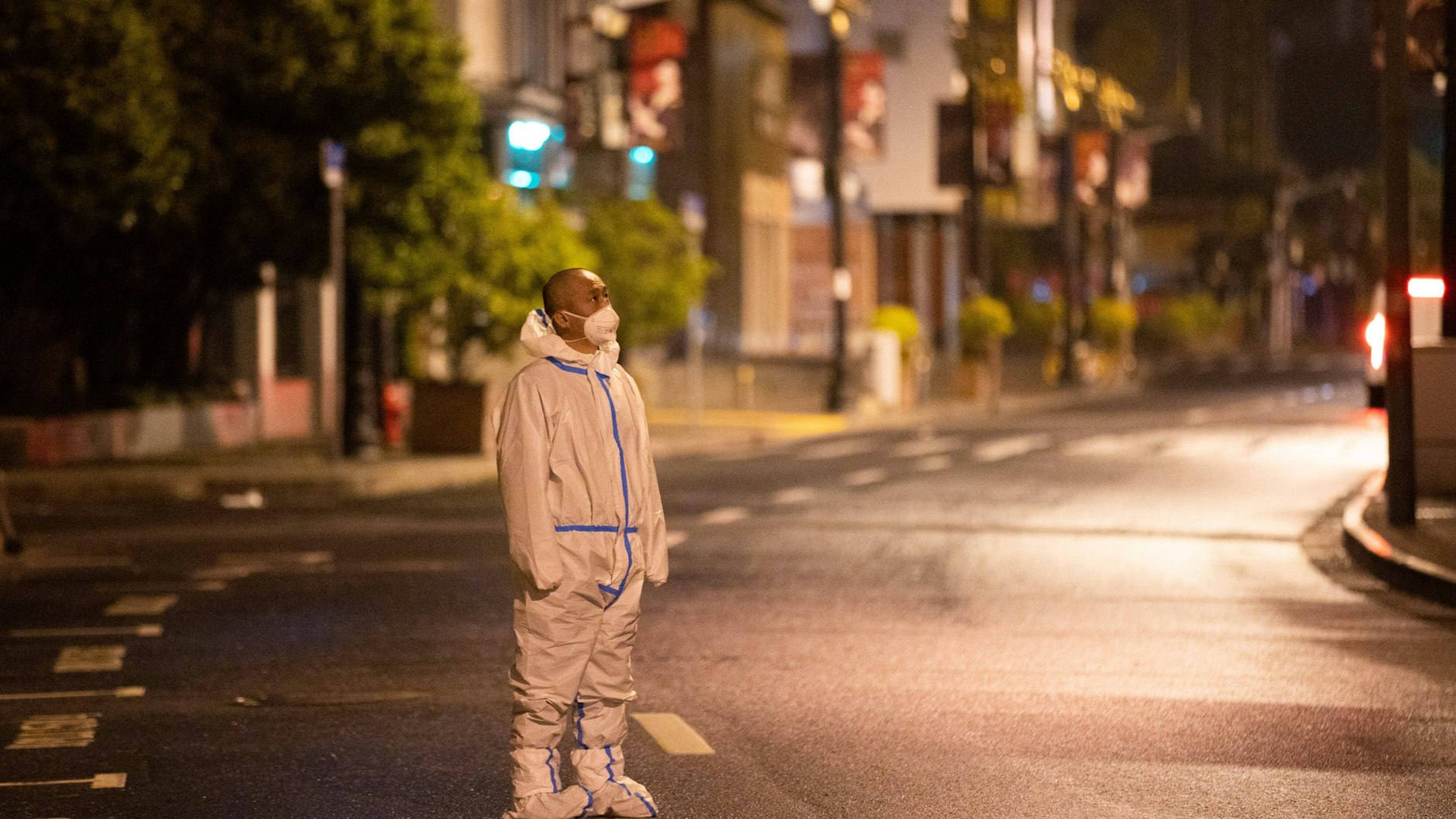 Sozialarbeiter laufen nachts auf Streife durch die Stadt.