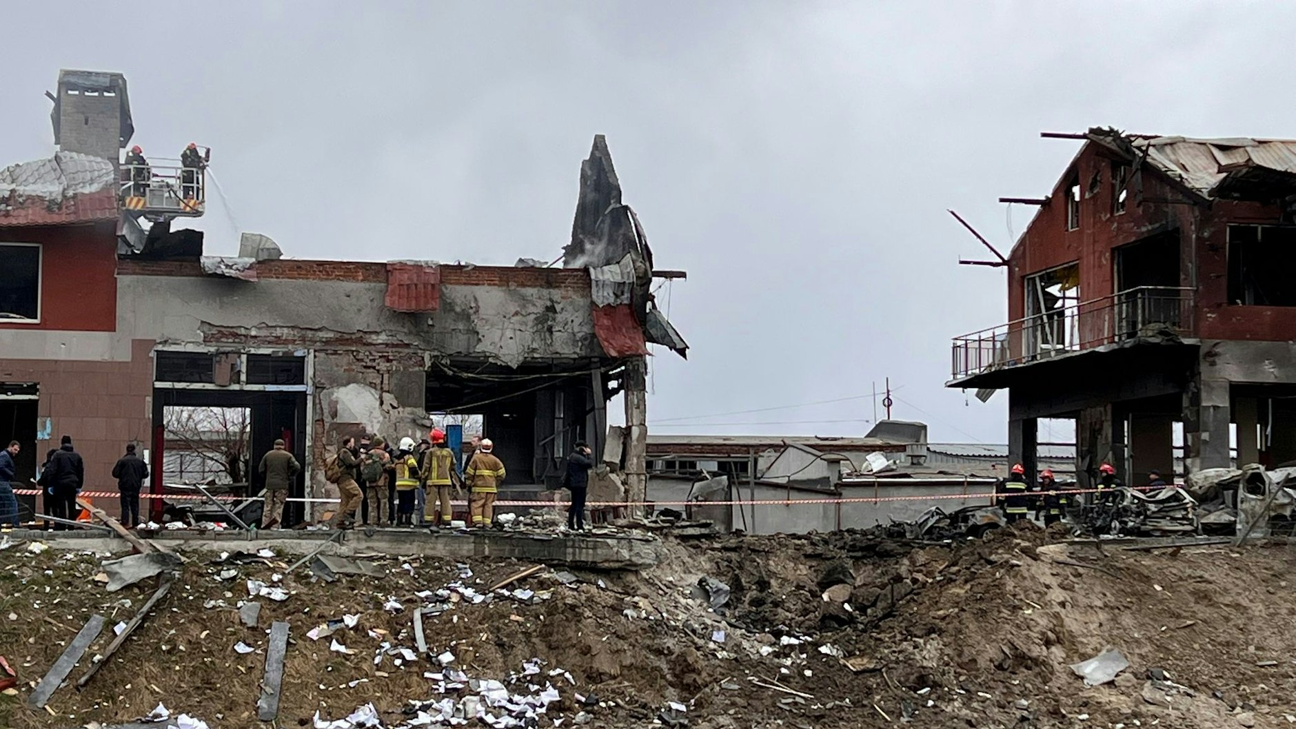 Die Reifenwerkstatt wurde bei dem Luftangriff nahezu vollständig zerstört.