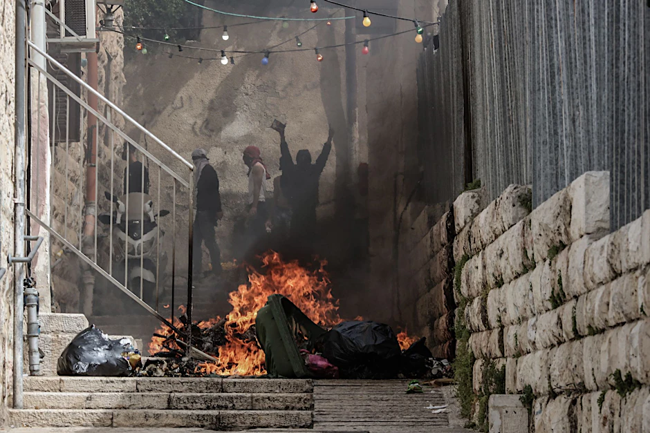 Palästinenser zünden in der Altstadt von Jerusalem einen Mülleimer an.