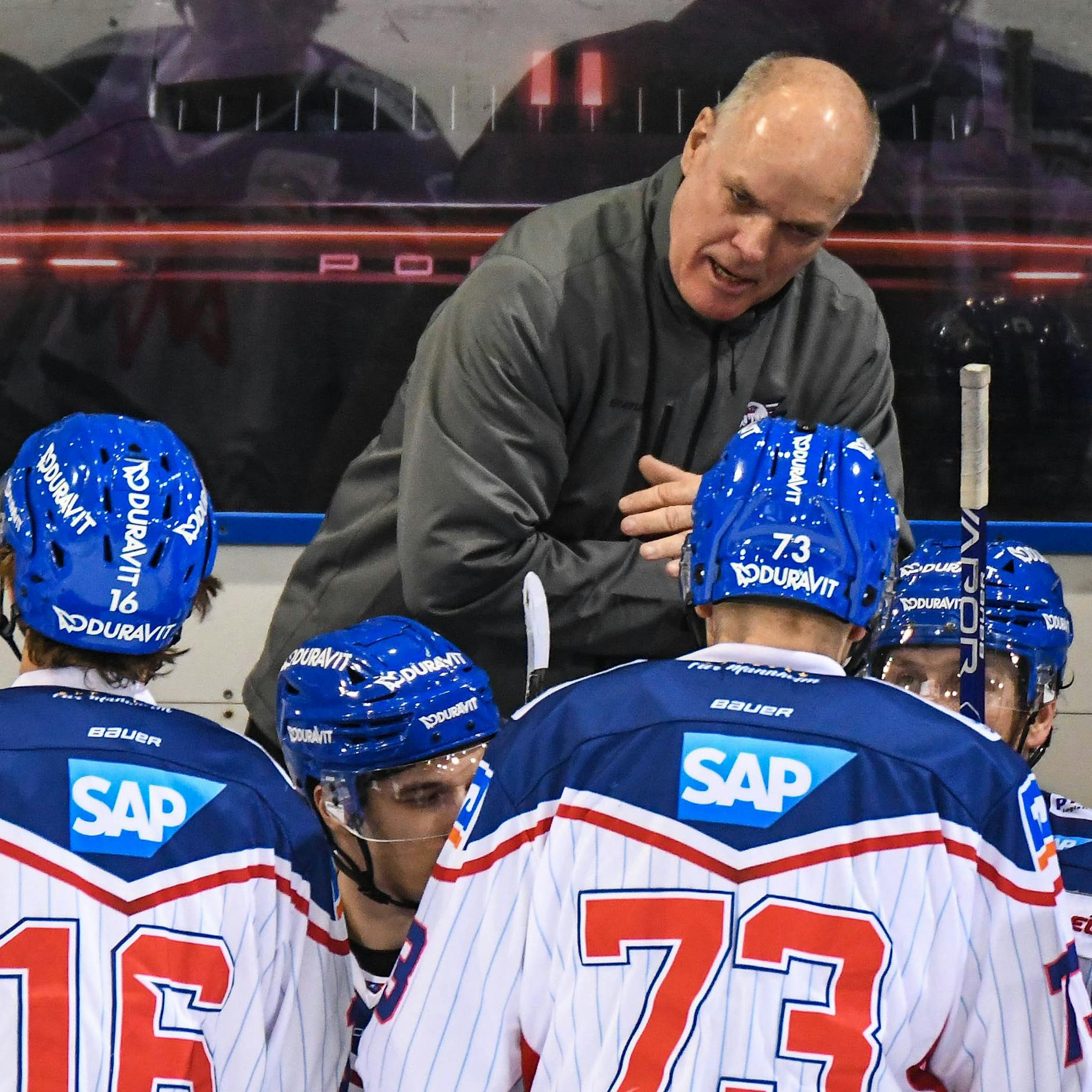 Traum-Halbfinale: Eisbären müssen gegen Mannheim ran – und einen ziemlich irren Trainer