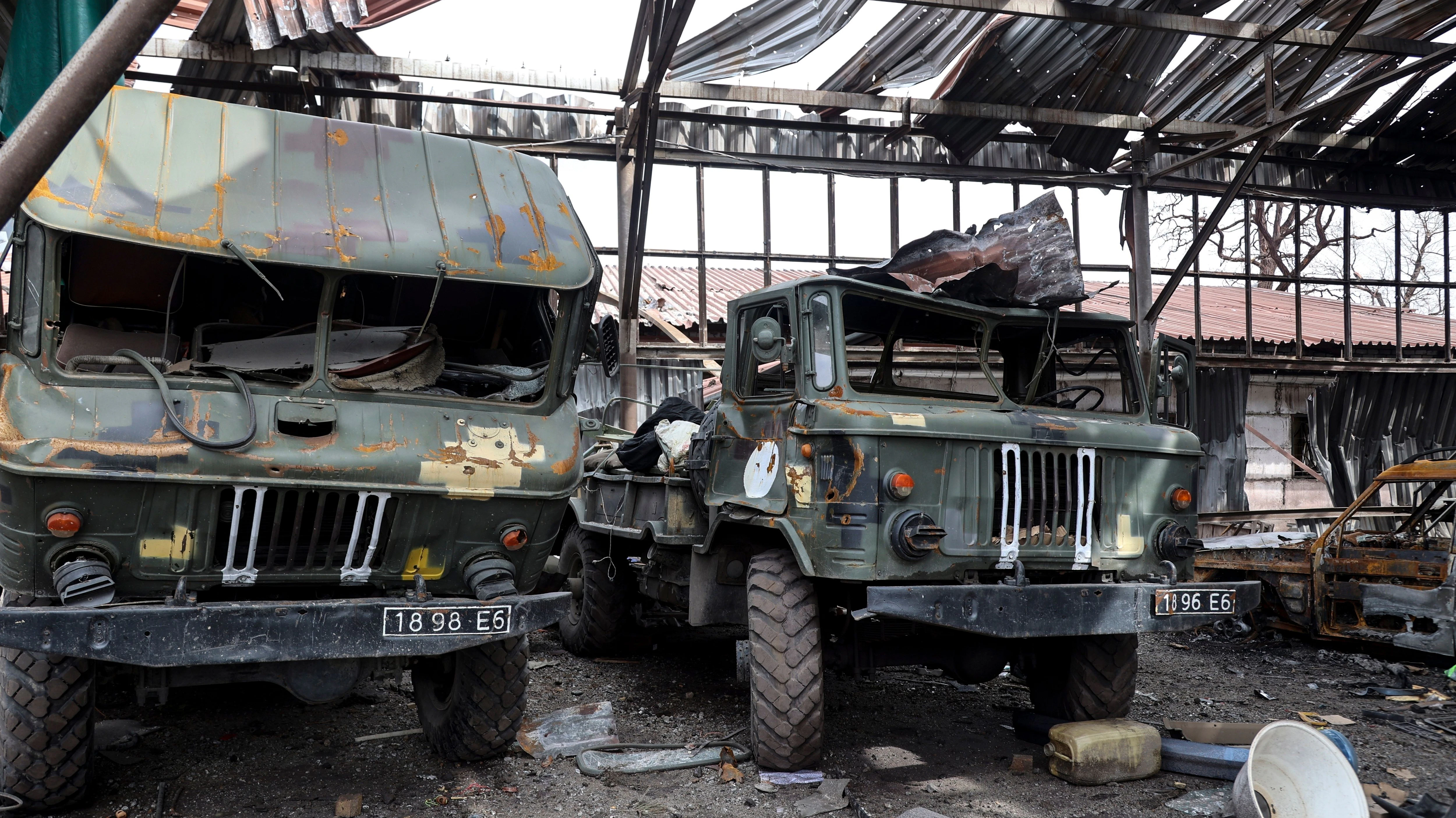 Beschädigte Fahrzeuge der ukrainischen Armee auf dem Gelände des Stahlwerks in Mariupol.