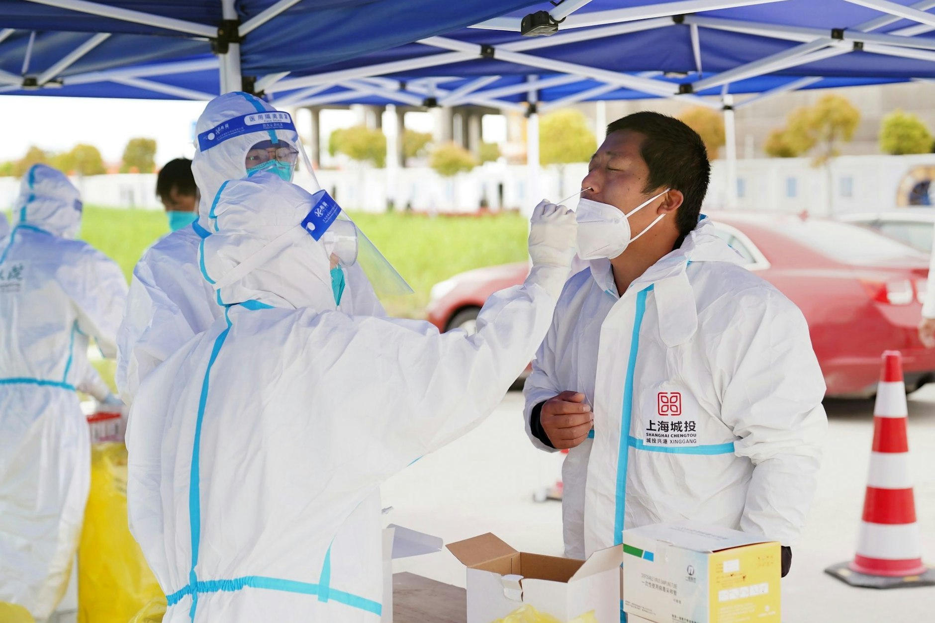Wegen einer heftigen Corona-Welle sind in China mehrere Städte teilweise oder vollständig abgeriegelt, darunter auch die Wirtschaftsmetropole Shanghai. 